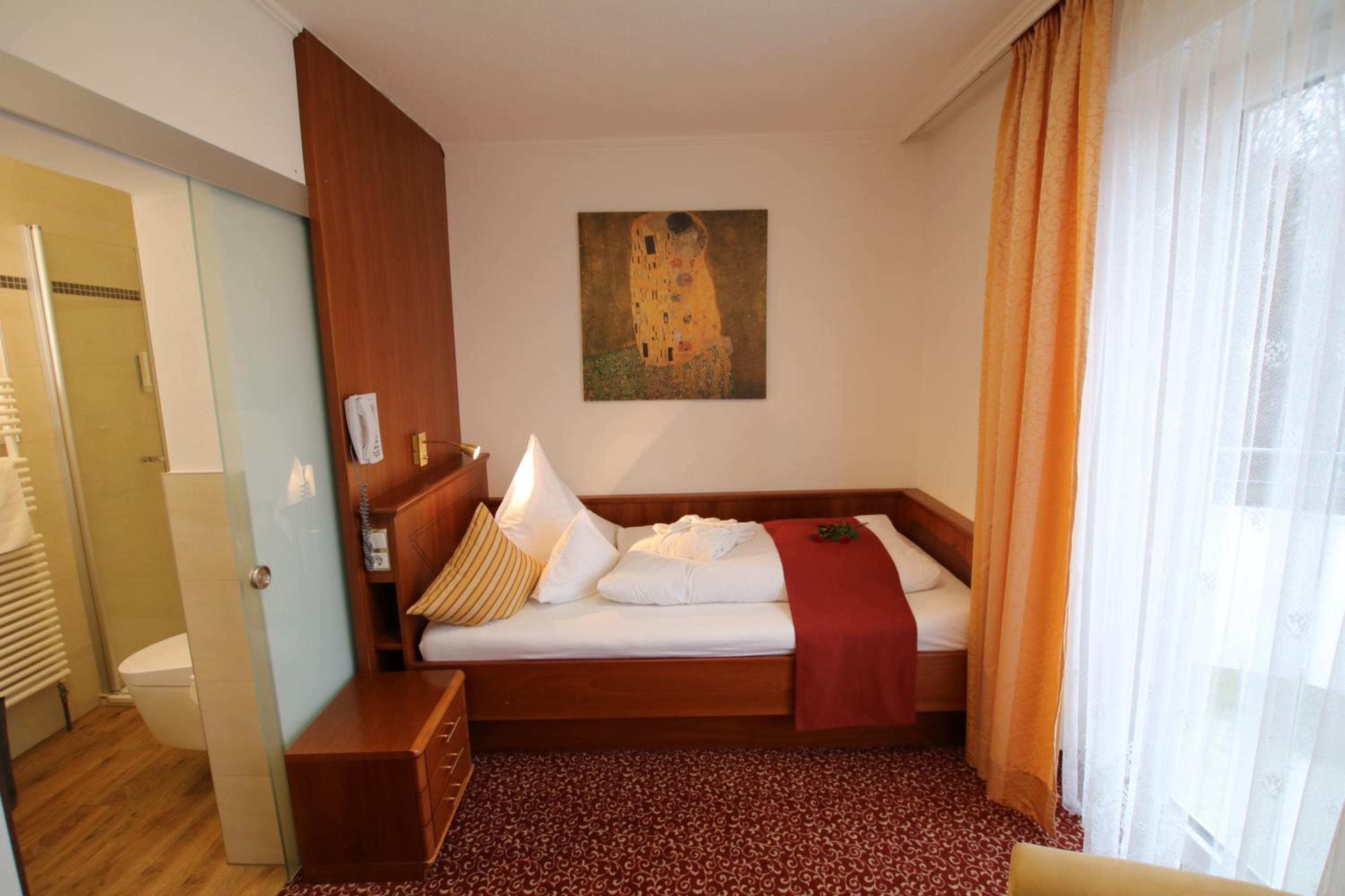 Small Single Room photo 2