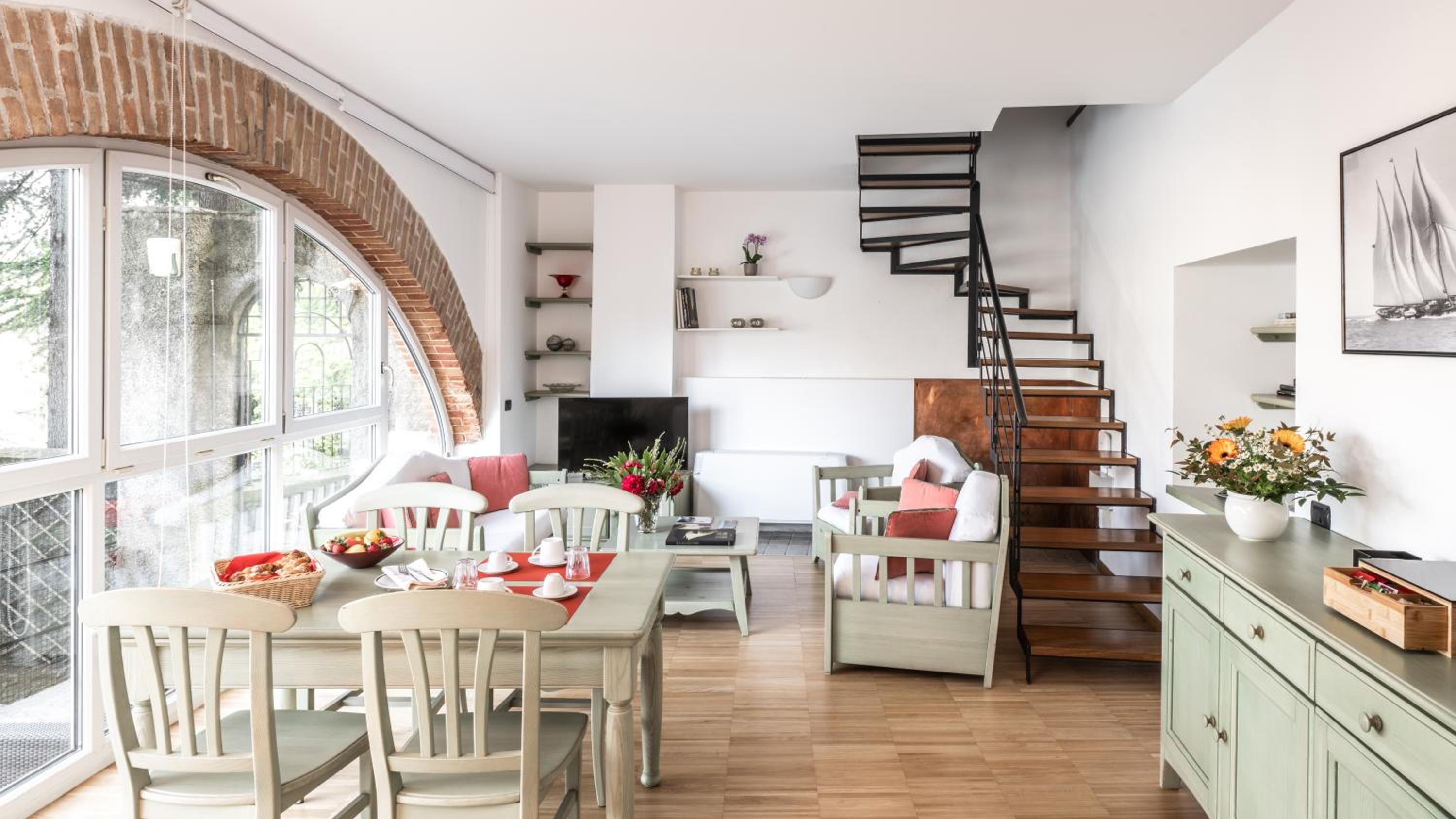 Family Two-Bedroom Apartment with View photo 2