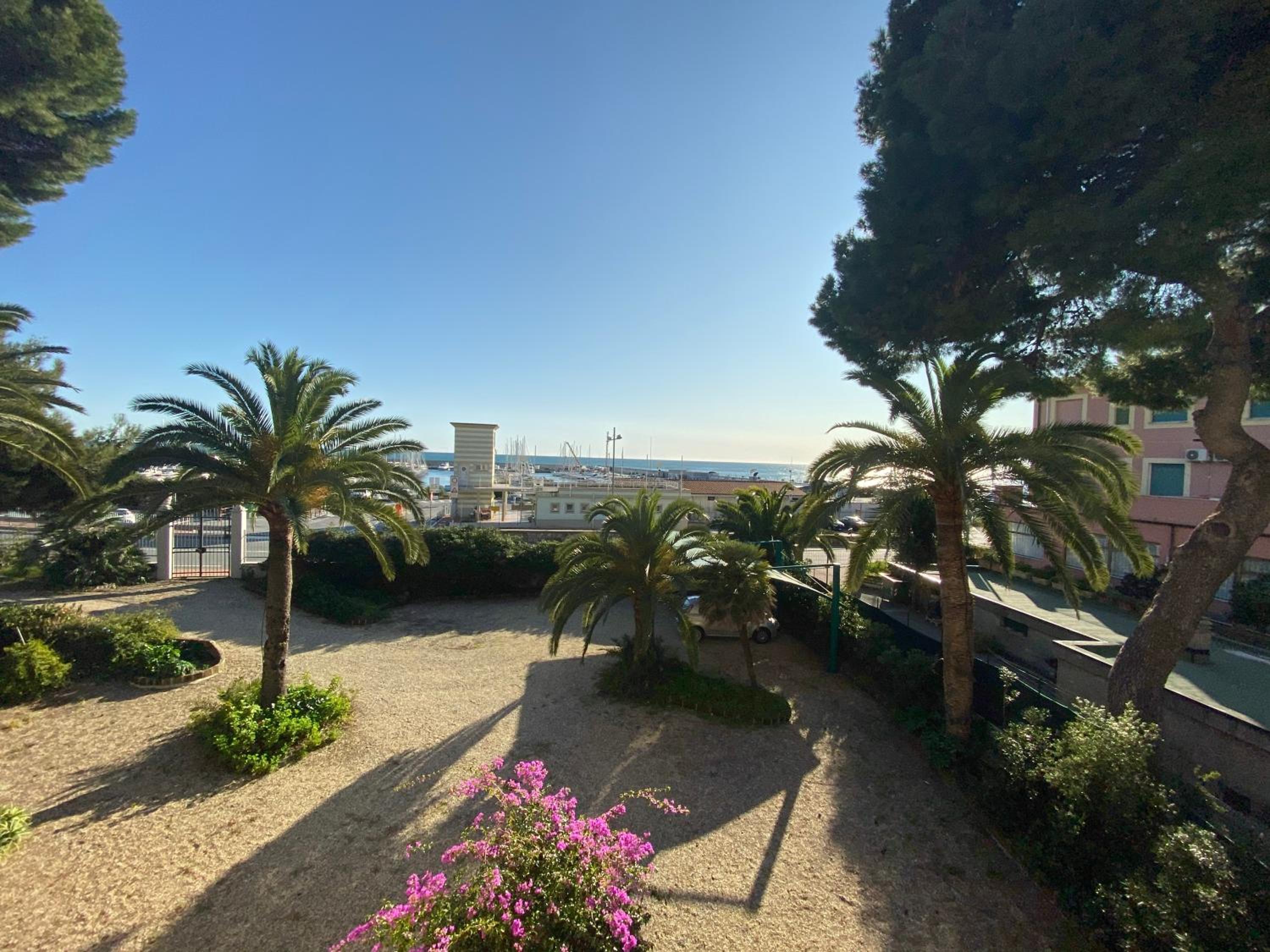One-Bedroom Apartment with Sea View photo 2
