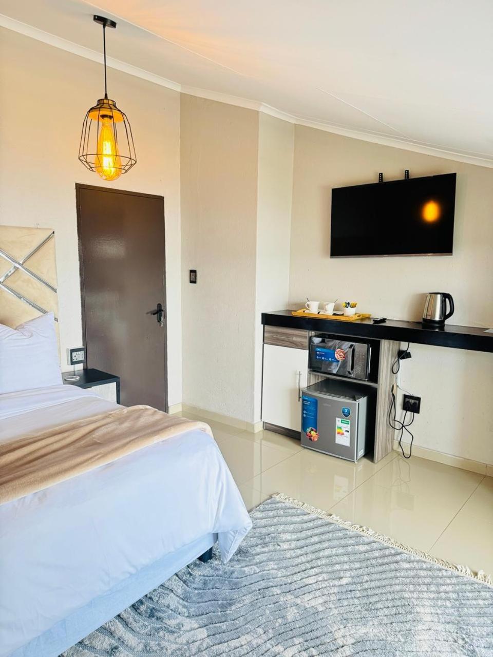 Deluxe Double Room with Balcony photo 1