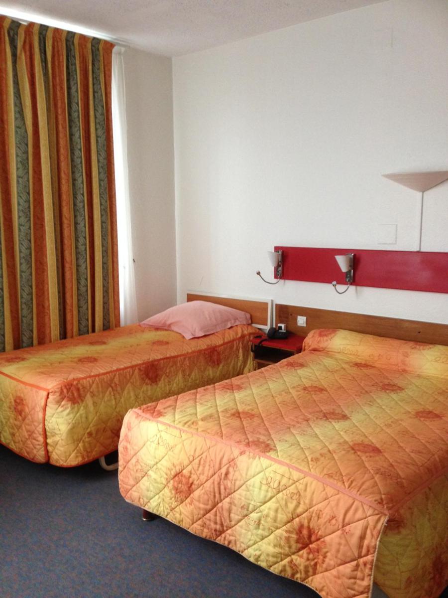 Economy Triple Room photo 3