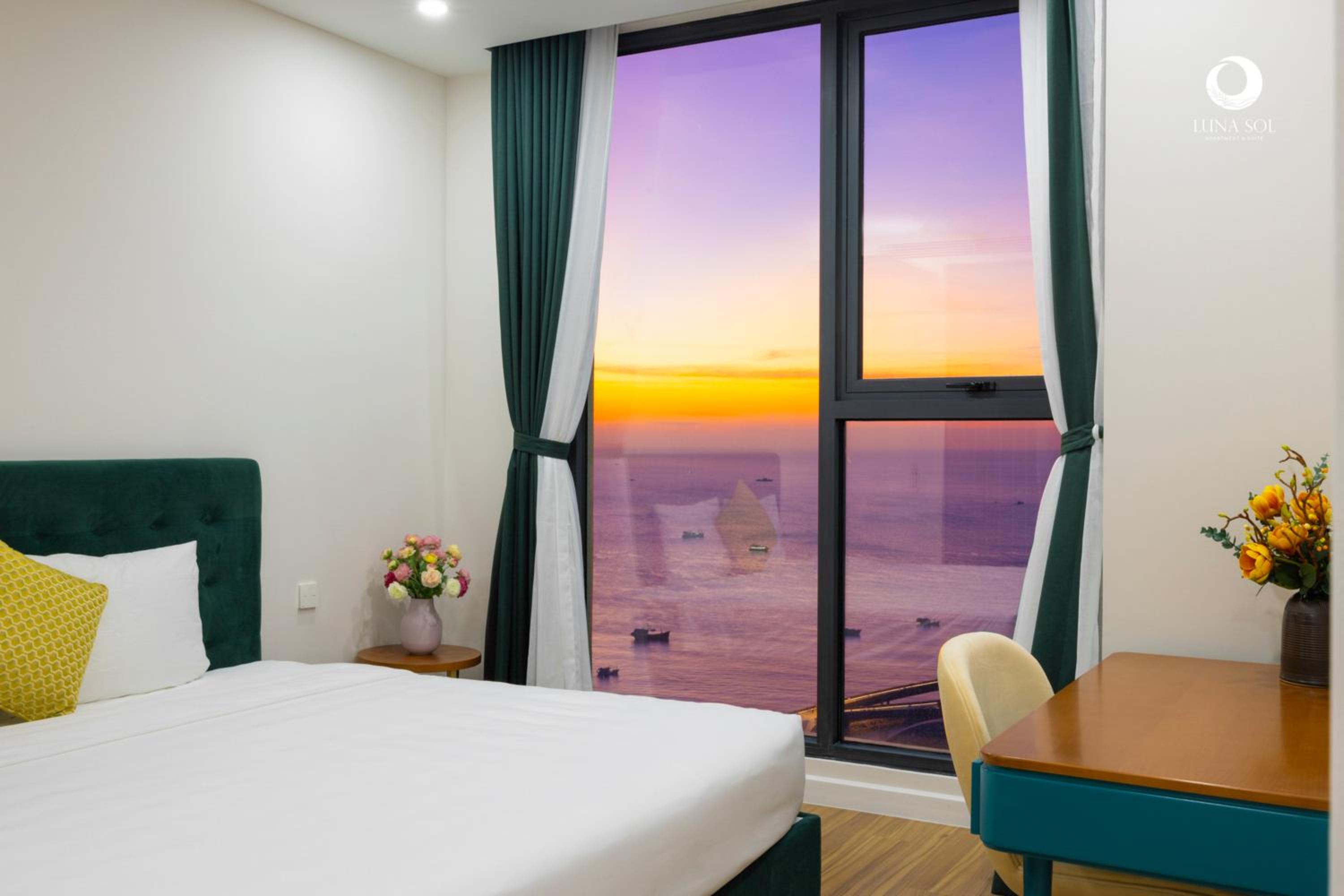 Two-Bedroom Sunset & Firework View Balcony photo 3