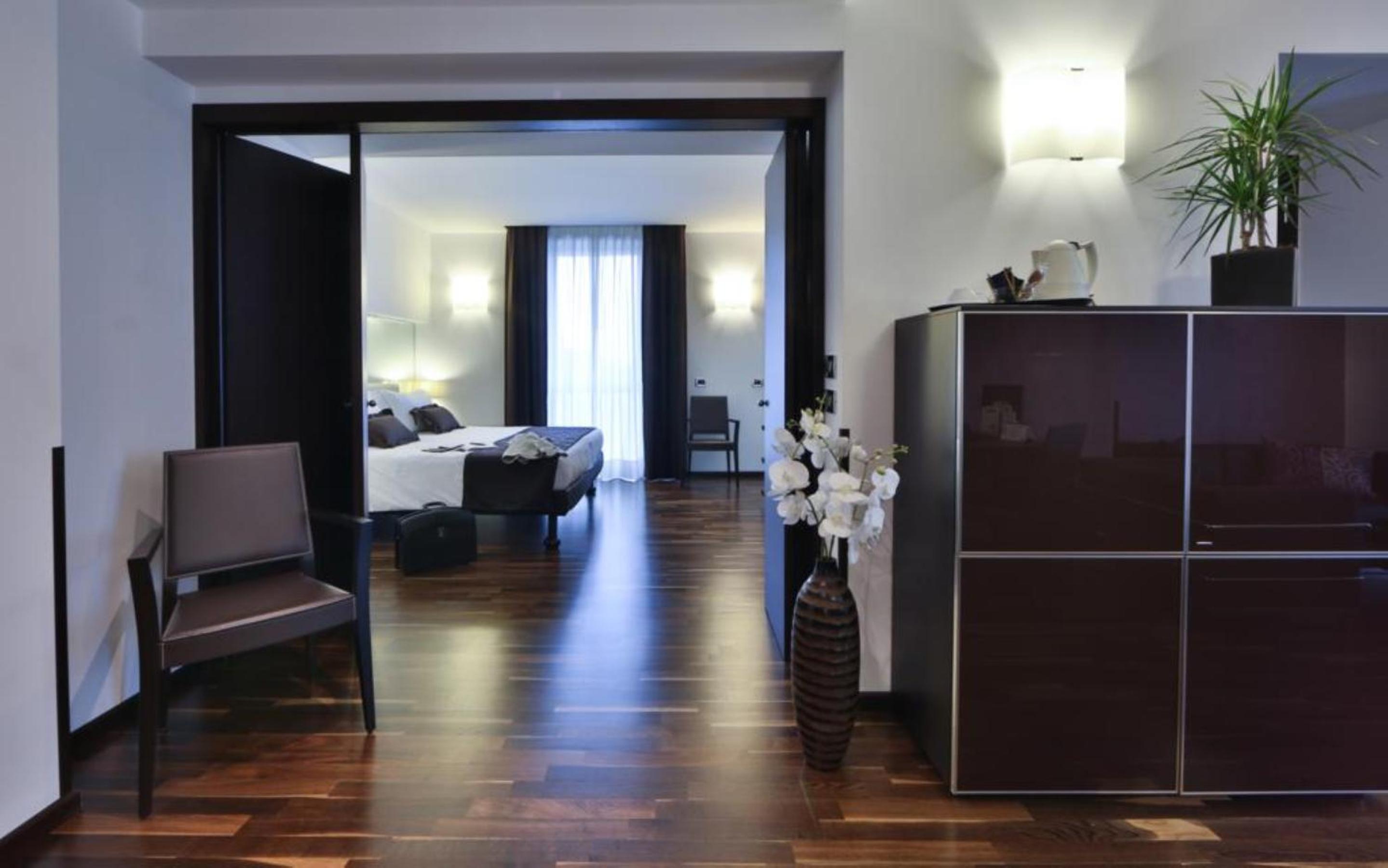 King Suite with Balcony - Photo 5