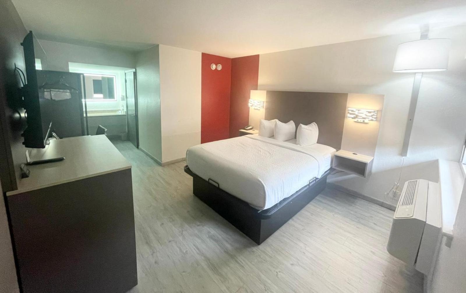 Queen Room with One Queen Bed - Exterior Entrance - Non-Smoking - Photo 8