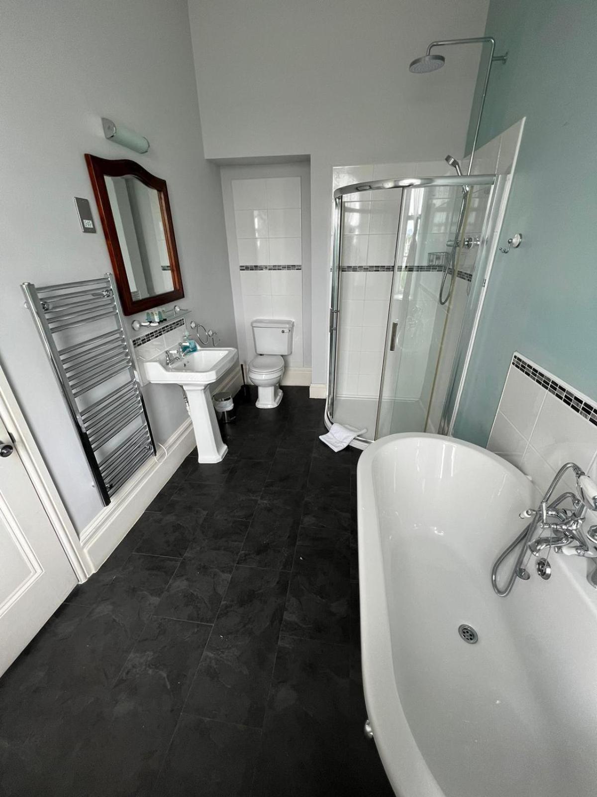 Deluxe Suite with Sea View - Photo 1