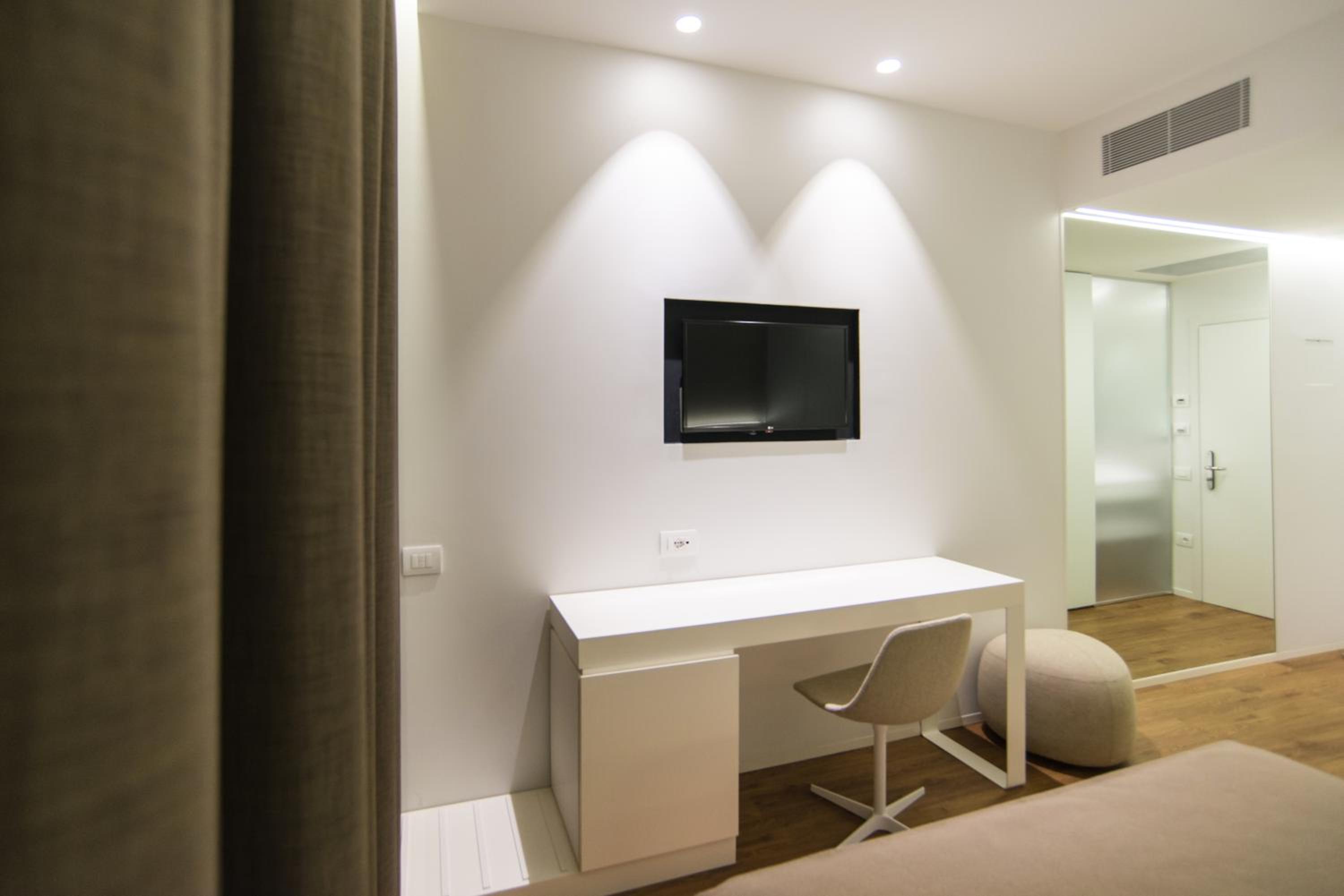 Business Queen Room - Photo 6