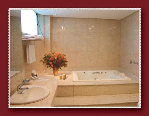 King Suite with Spa Bath photo 3