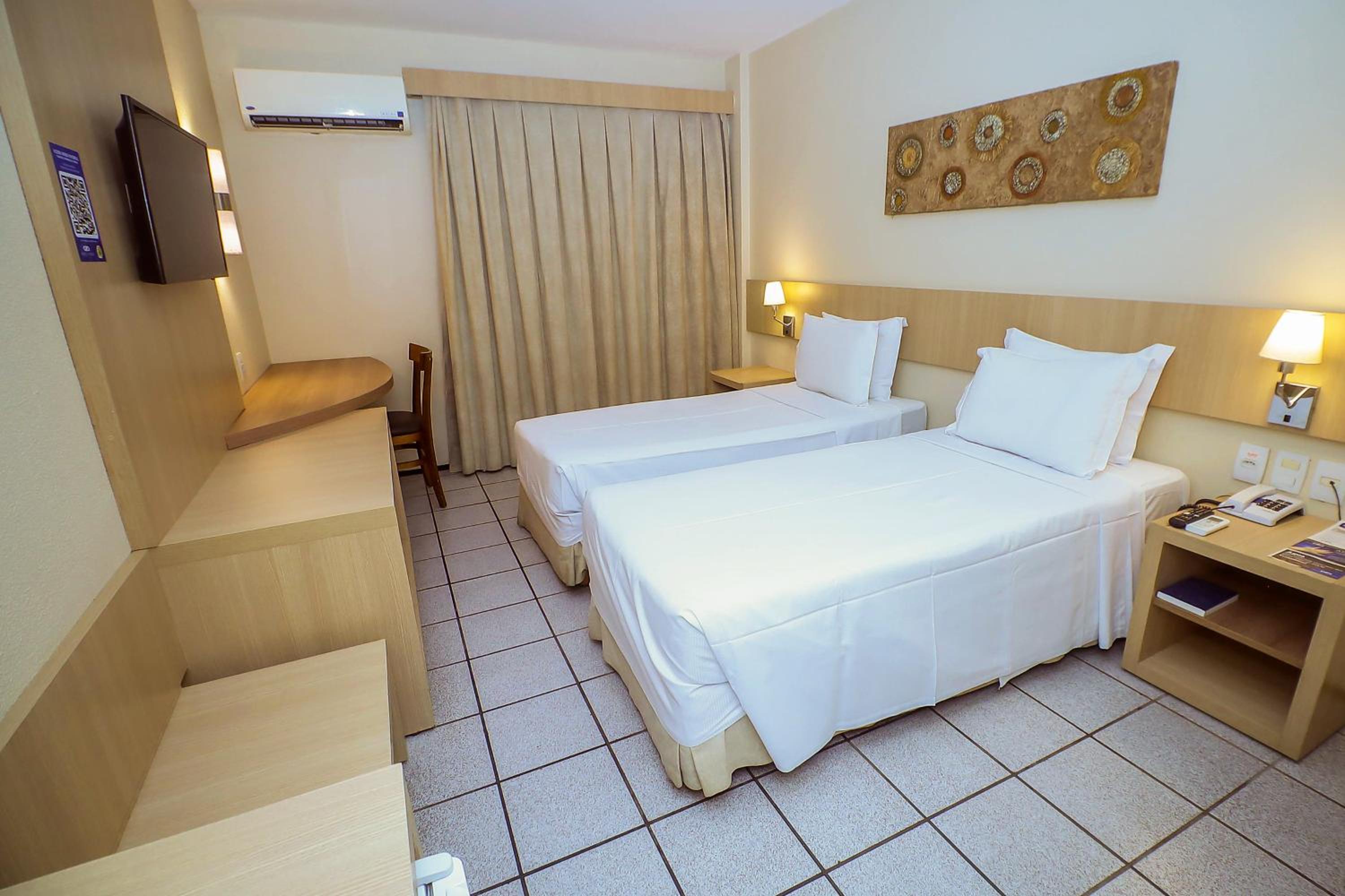 Standard Twin Room with city view - Photo 1