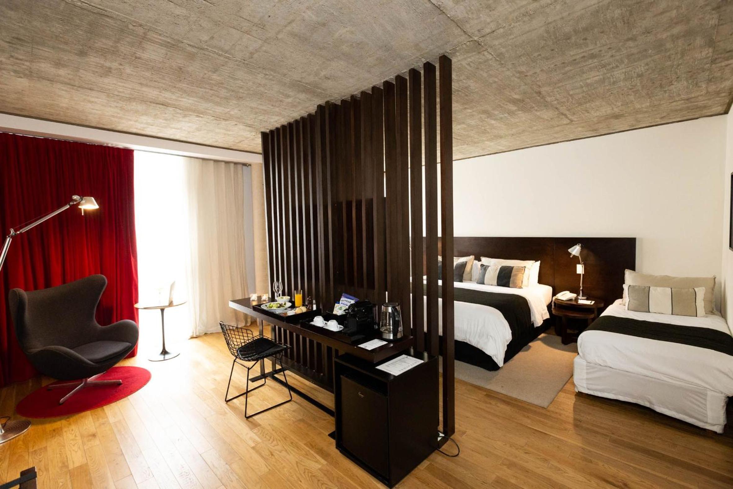 Corner Queen Room