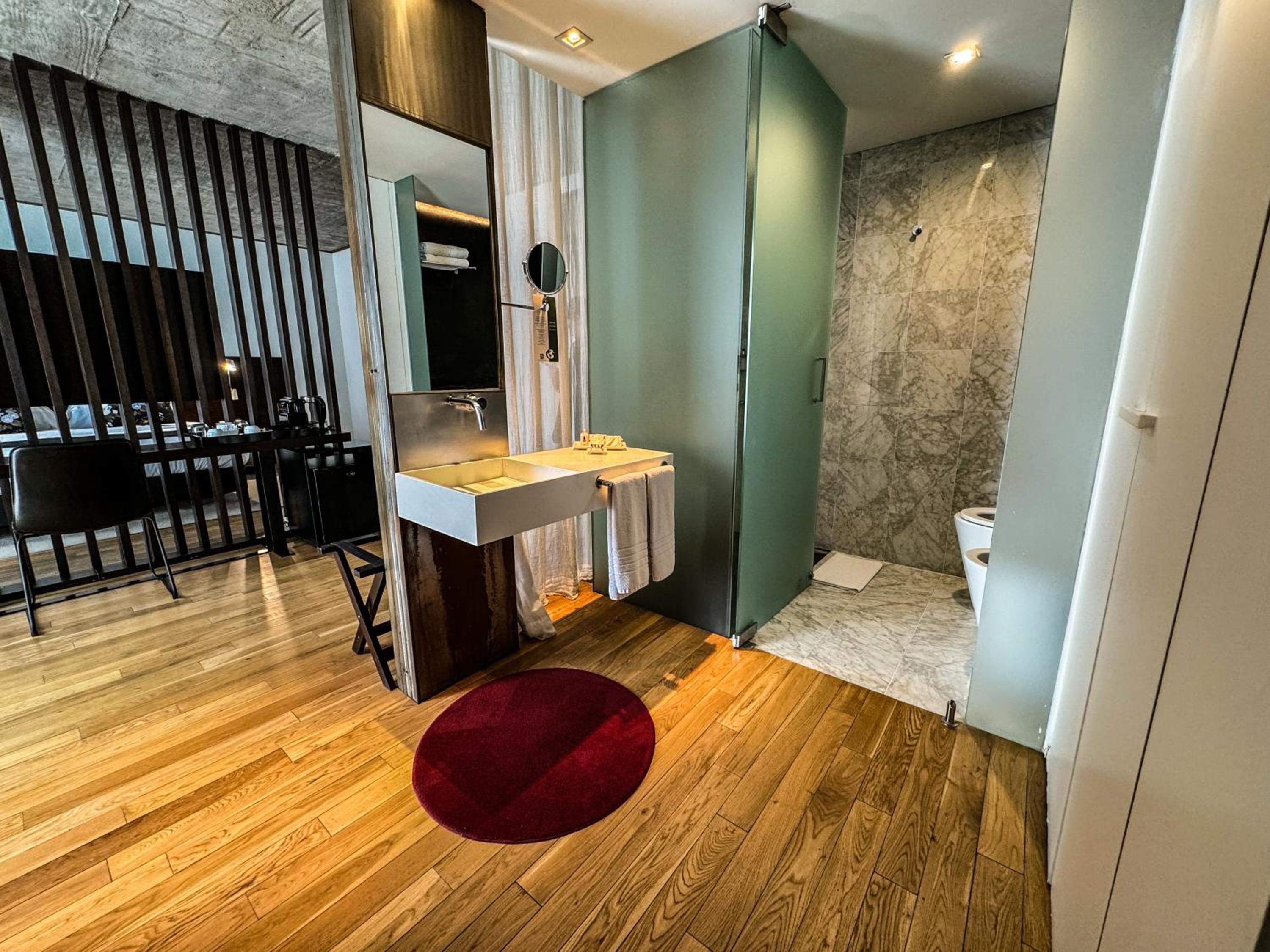 Corner Queen Room