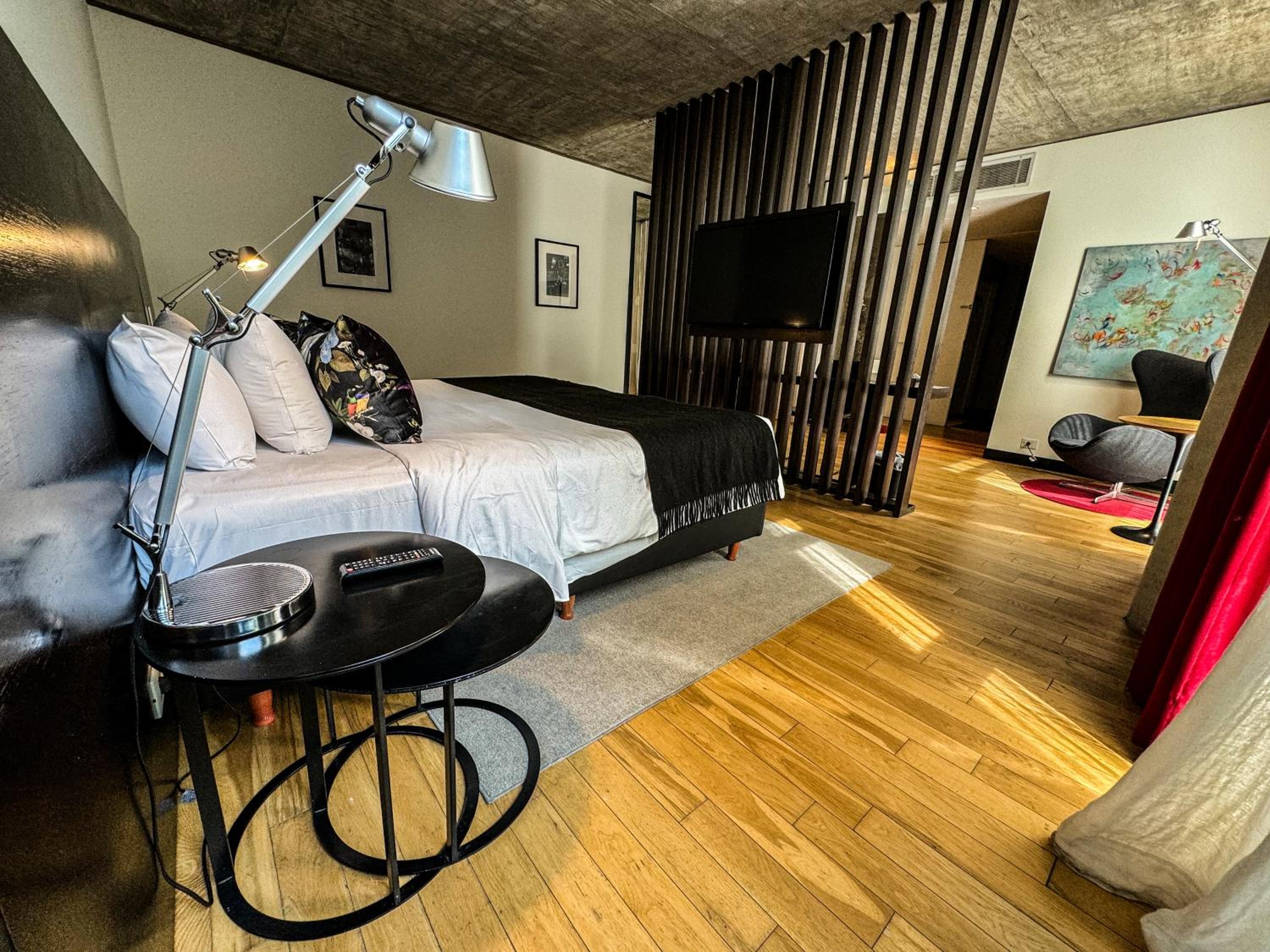 Corner Queen Room thumbnail 6