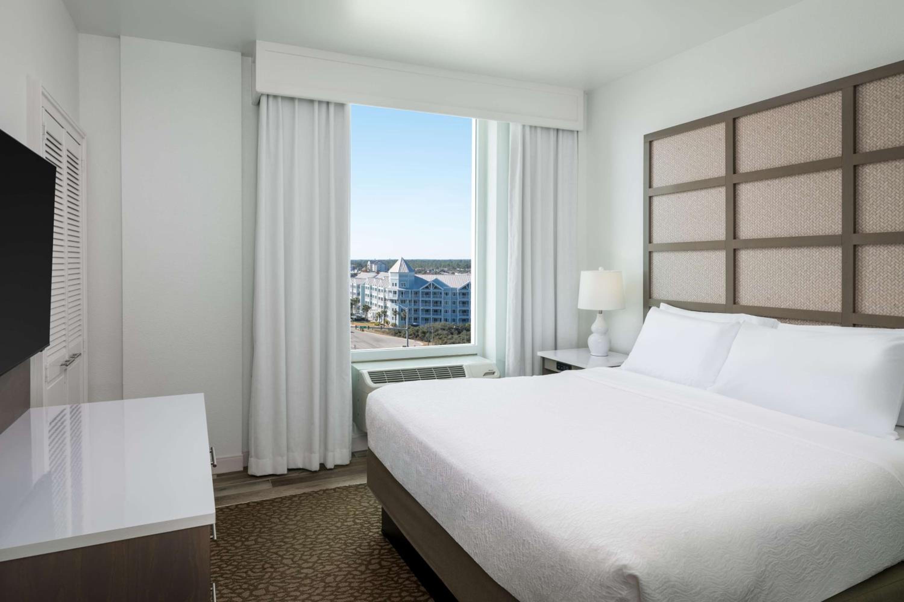 Corner King Suite with Bunk Beds and Sofa Bed - Roll-In Shower/Beachfront/Mobility Accessible photo 2