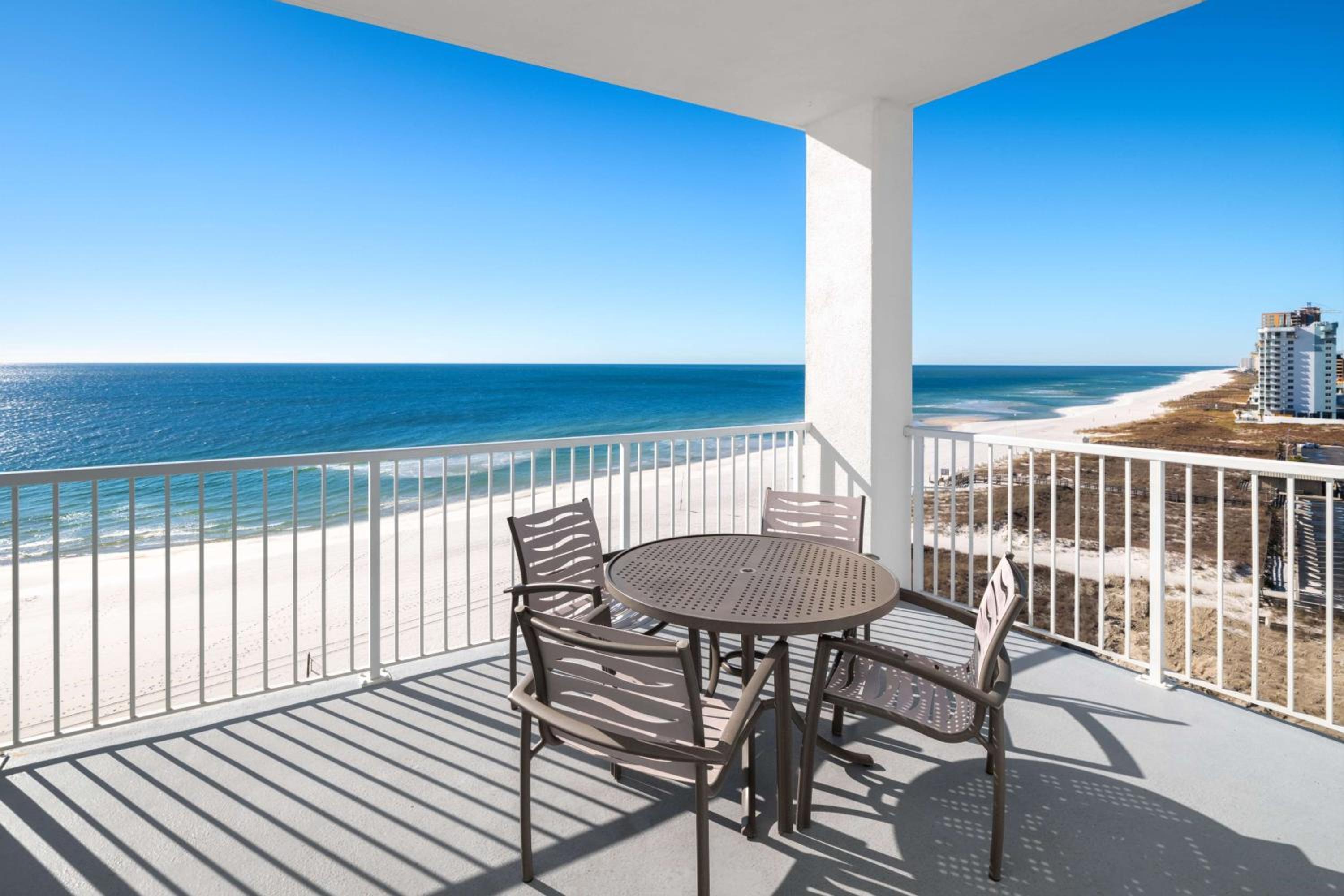 Corner King Suite with Bunk Beds and Sofa Bed - Roll-In Shower/Beachfront/Mobility Accessible