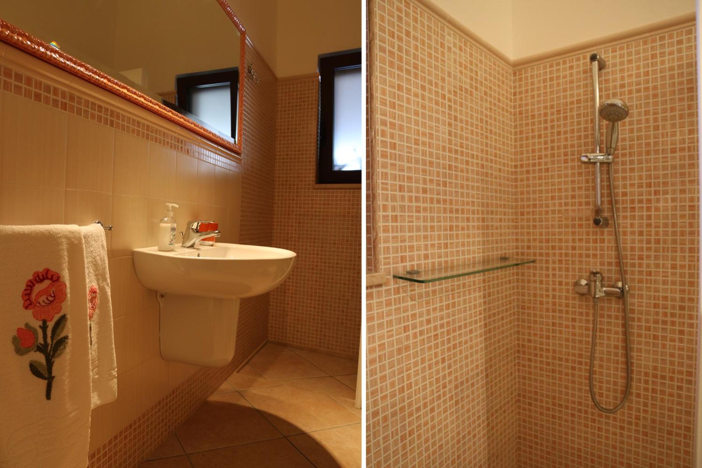 Quadruple Room with Private Bathroom photo 1