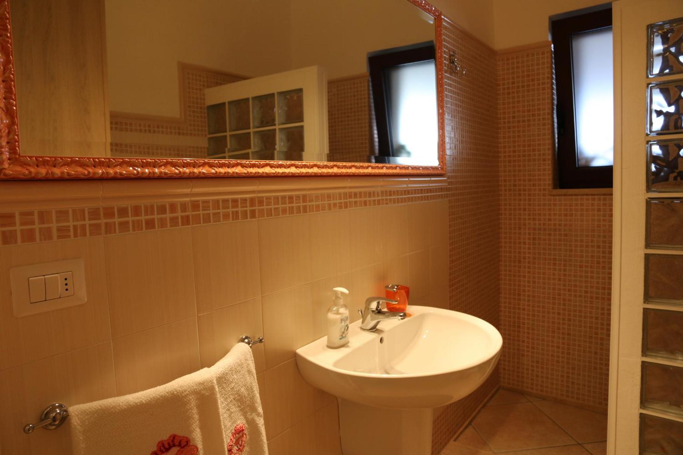 Quadruple Room with Private Bathroom photo 3