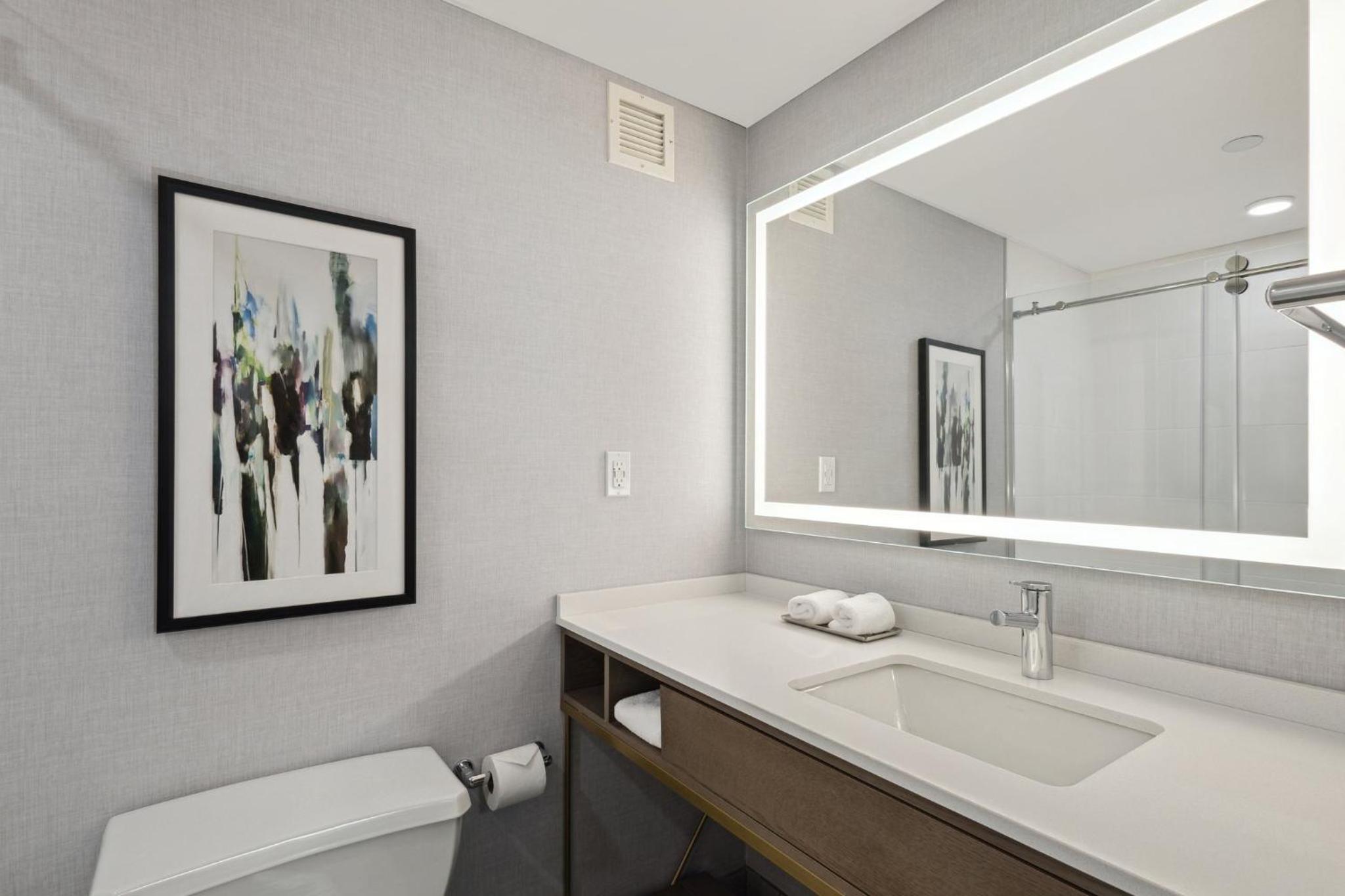 Standard King Room with Walk In Shower - Photo 9
