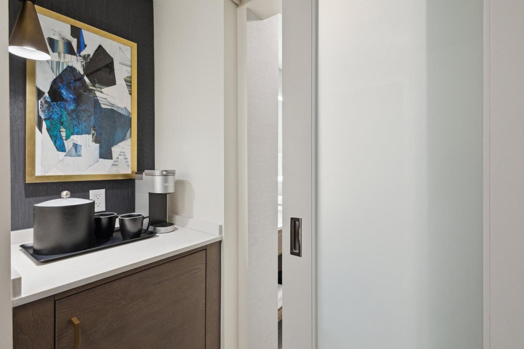 Standard King Room with Walk In Shower - Photo 7