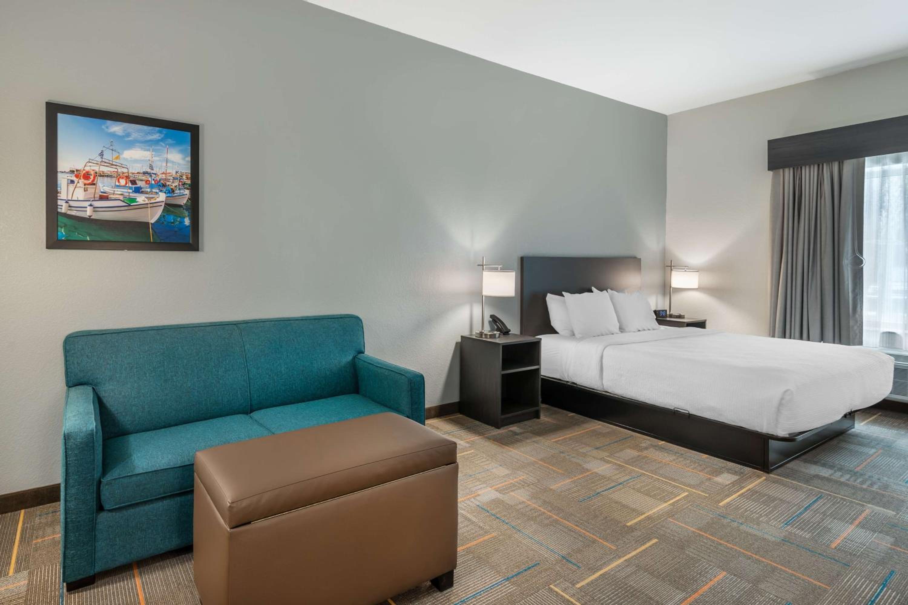 King Suite with Bath Tub, Sofa Bed and Full Kitchen - Disability Access/Non-Smoking - Photo 5