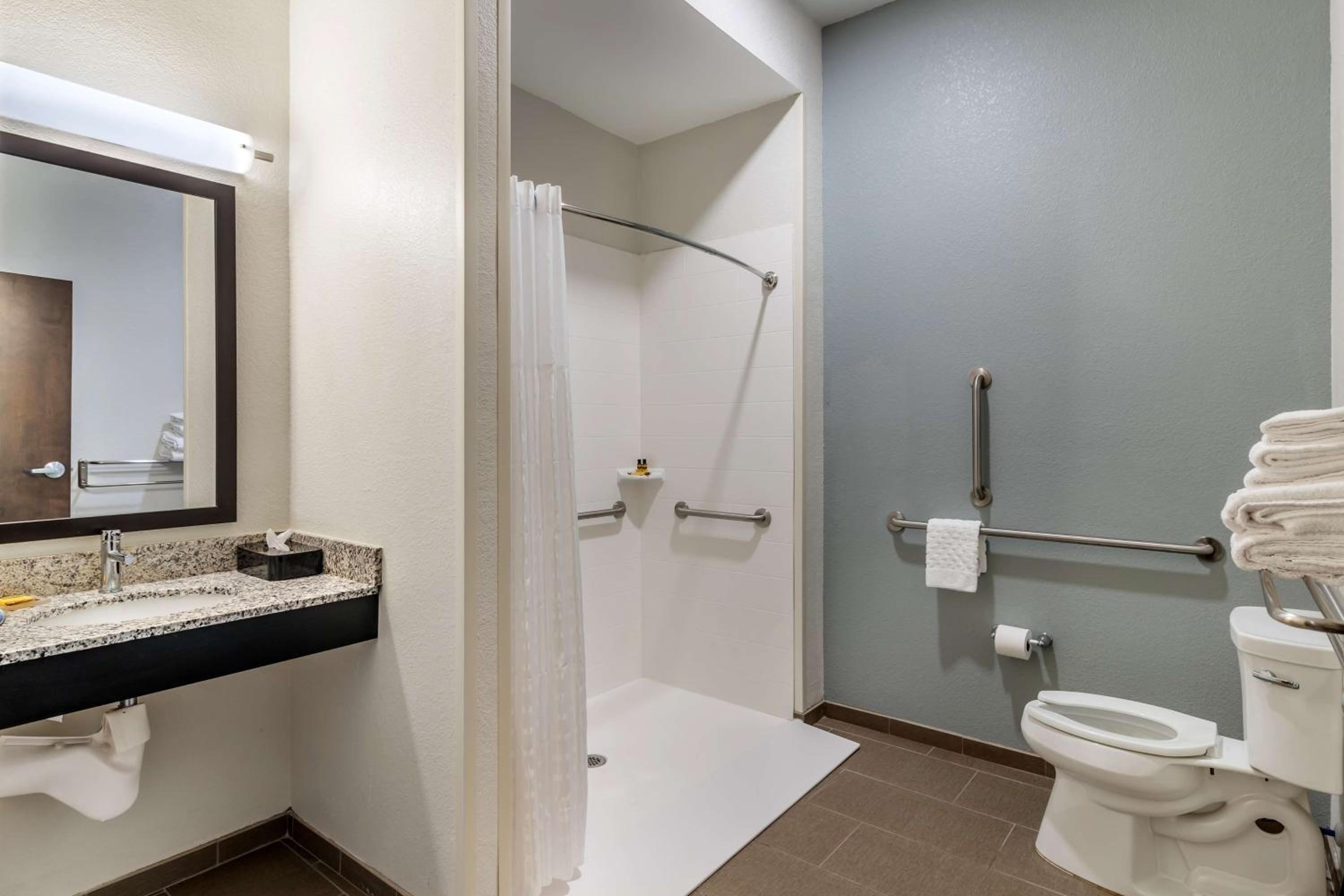 King Suite with Roll-In Shower, Sofa Bed and Full Kitchen - Disability Access/Non-Smoking - Photo 5