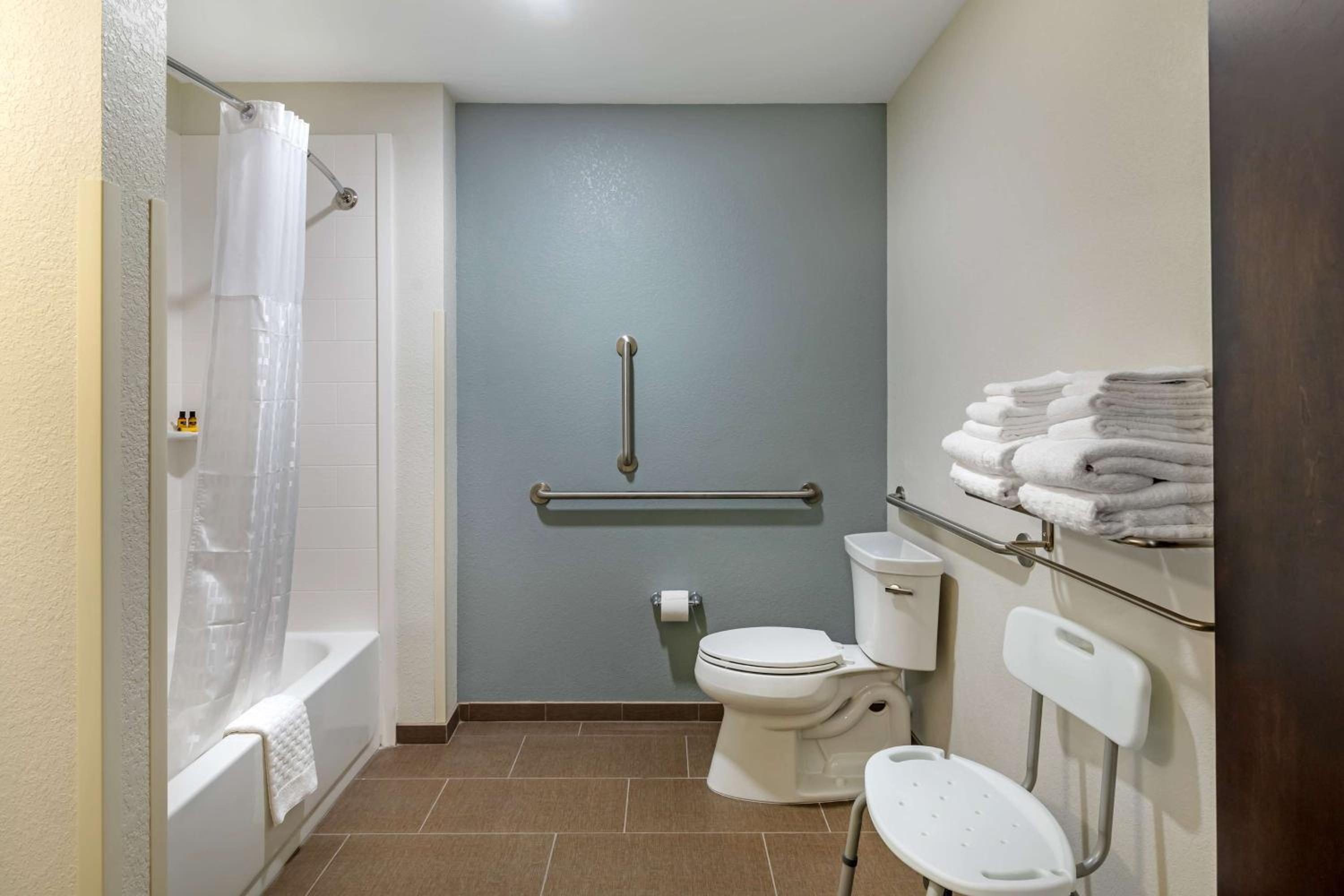 King Suite with Bath Tub, Sofa Bed and Full Kitchen - Disability Access/Non-Smoking - Photo 4