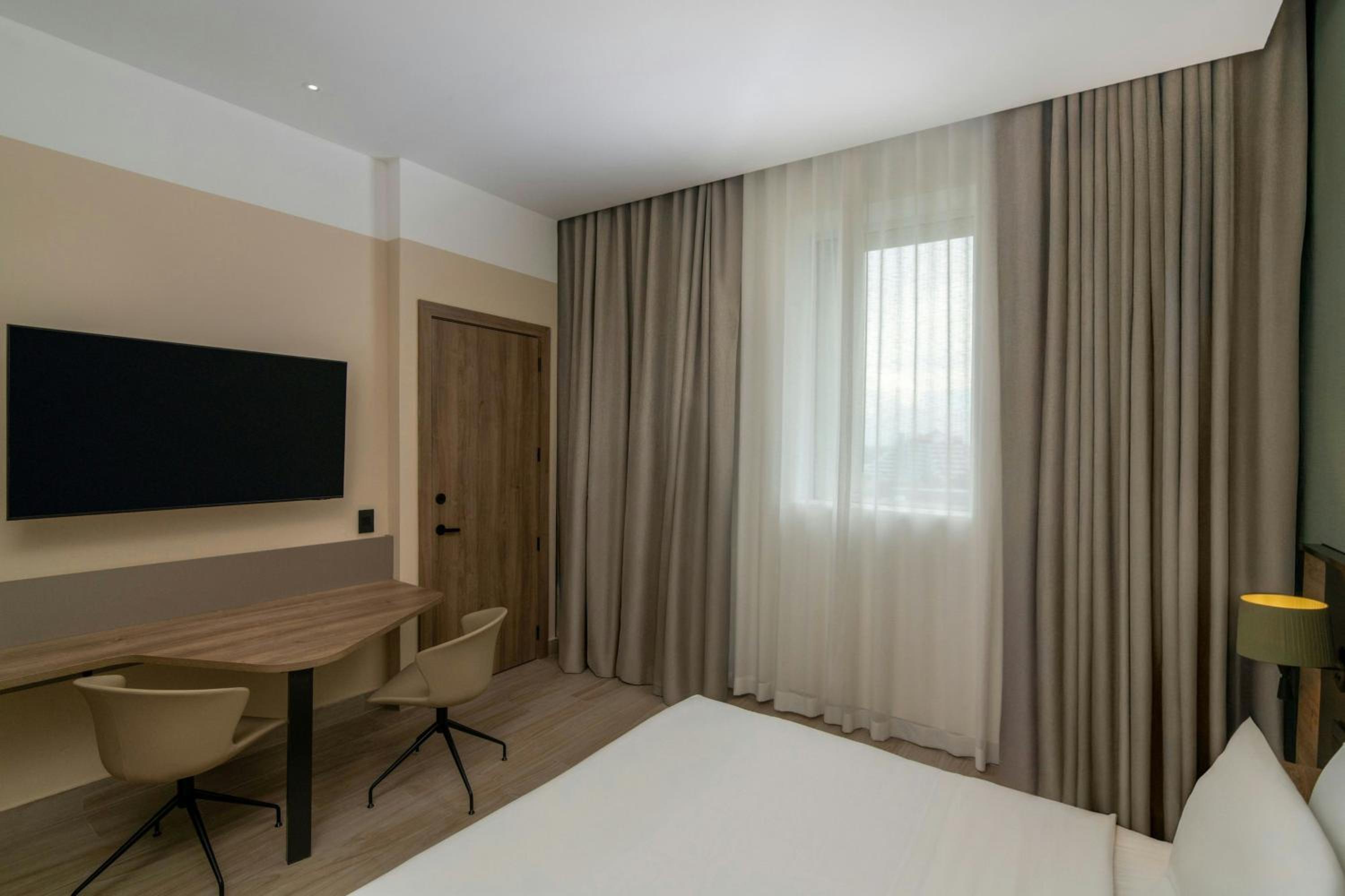 Studio King Room with City View - Photo 2