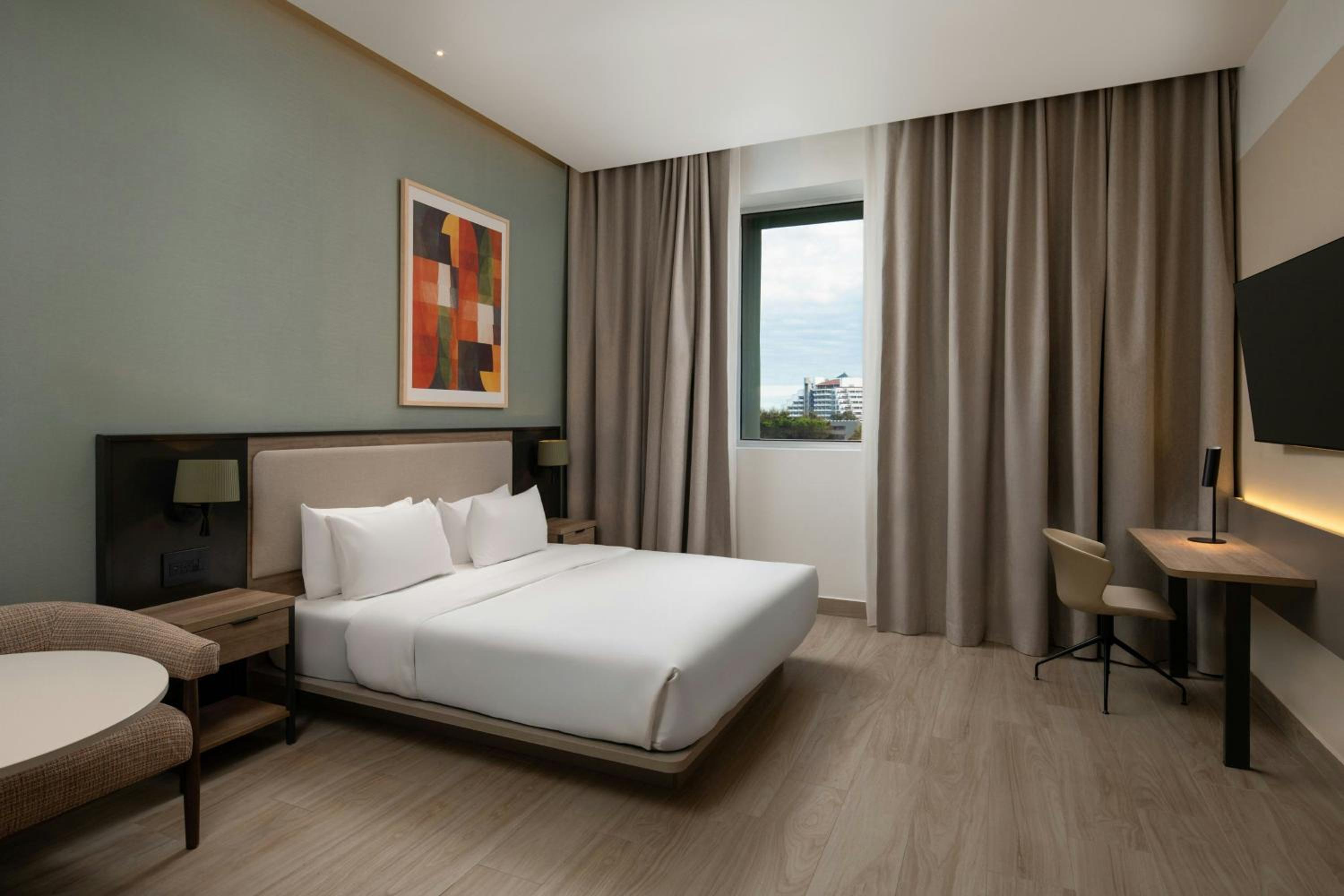 Studio King Room with City View - Photo 3
