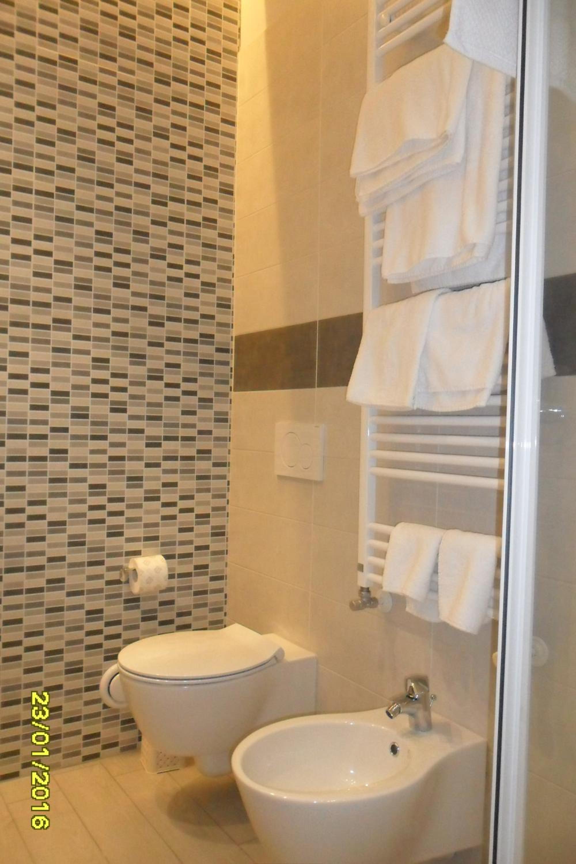 Twin Room - Photo 9