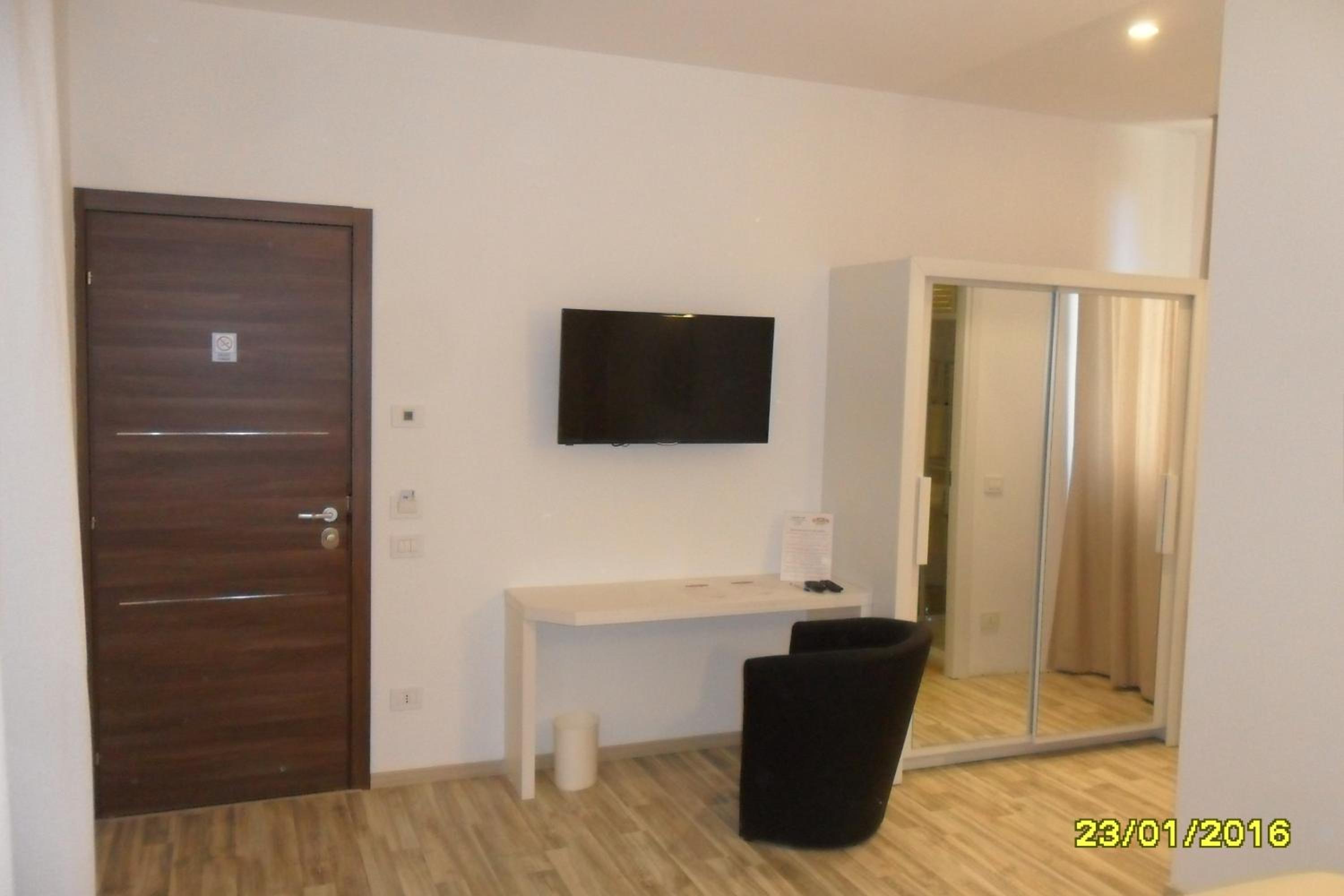 Twin Room - Photo 8