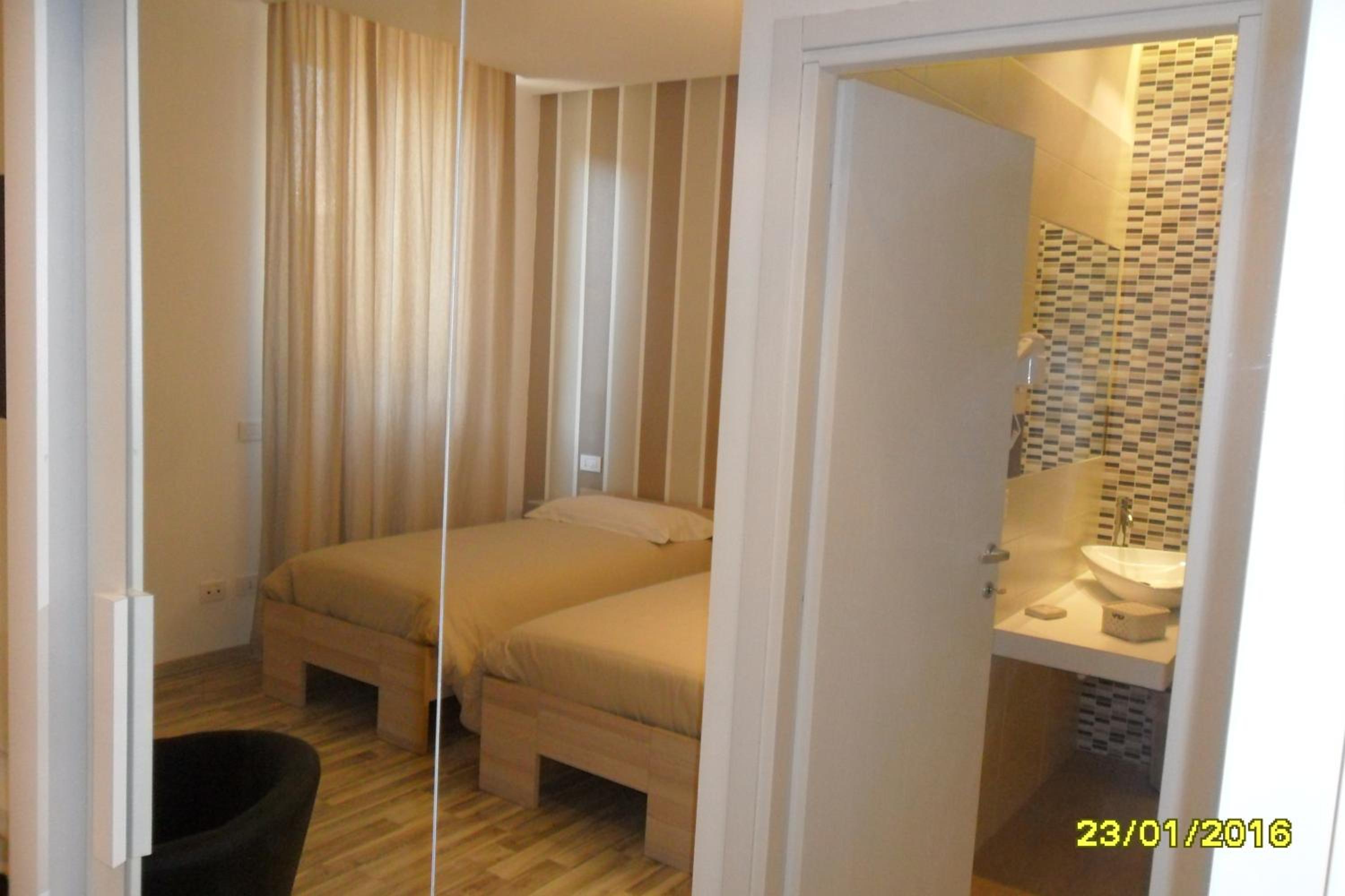 Twin Room - Photo 6