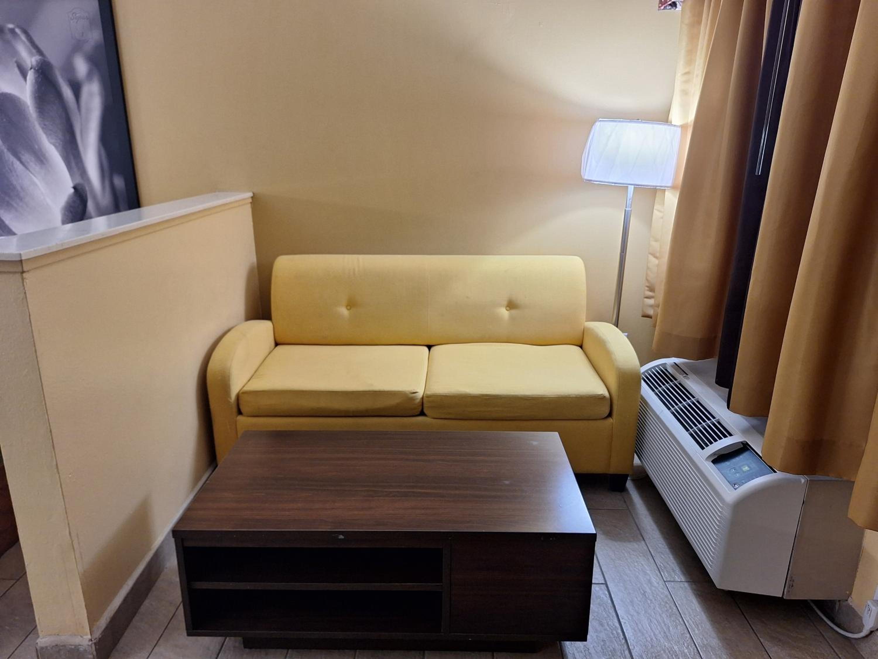 First Floor King Room with Sofa Bed - Non-Smoking - Photo 5