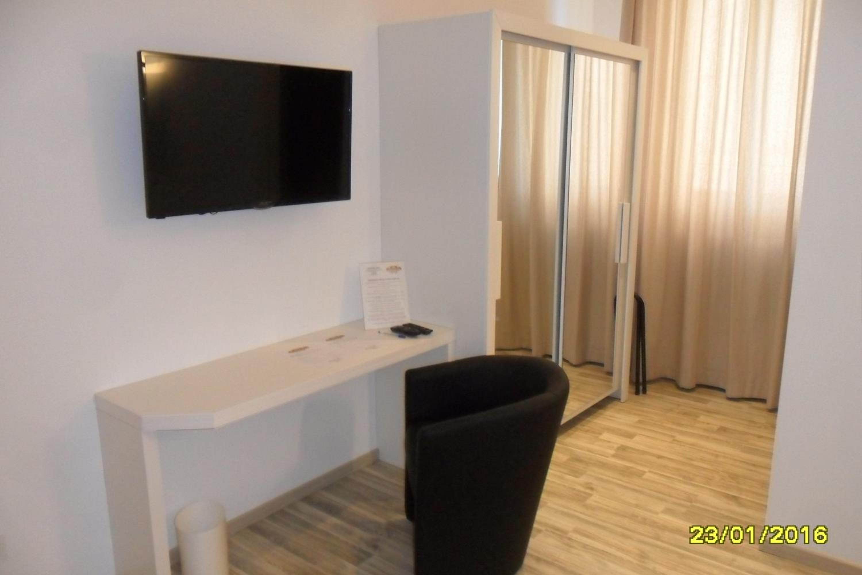 Twin Room - Photo 5