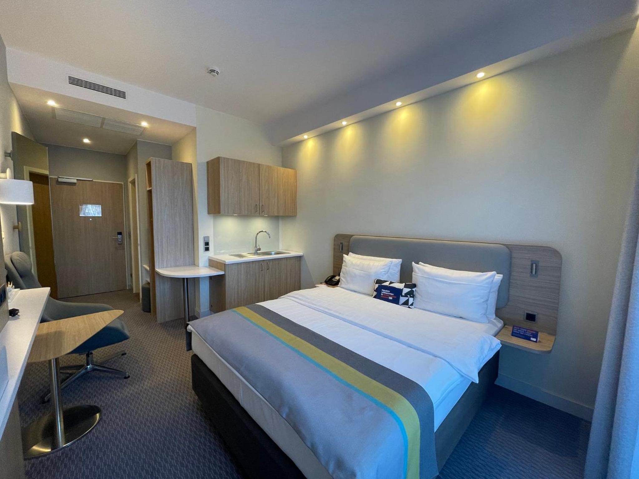 Standard Queen Room with Terrace Access photo 3