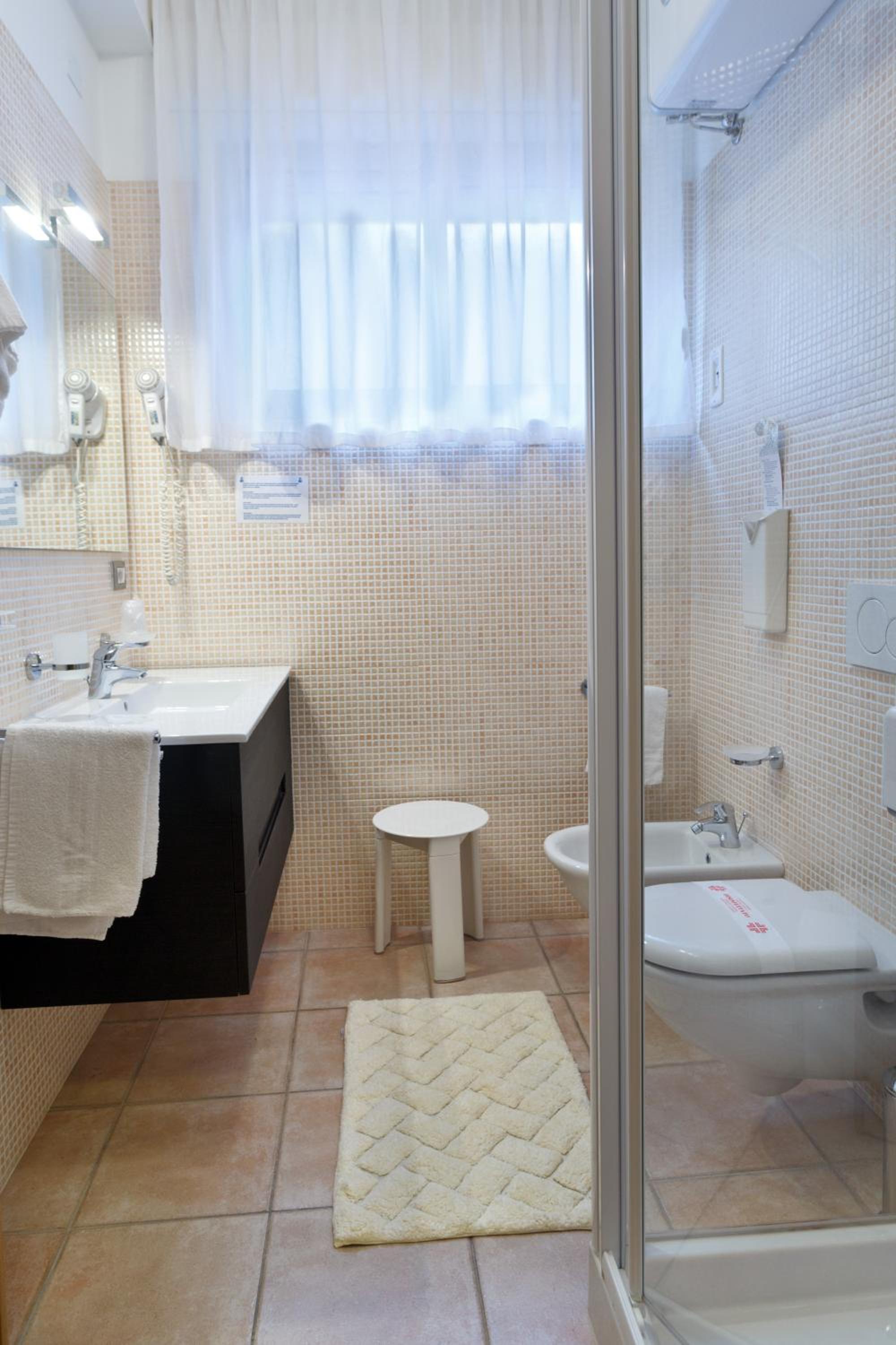 Large One-Bedroom Apartment - Photo 5