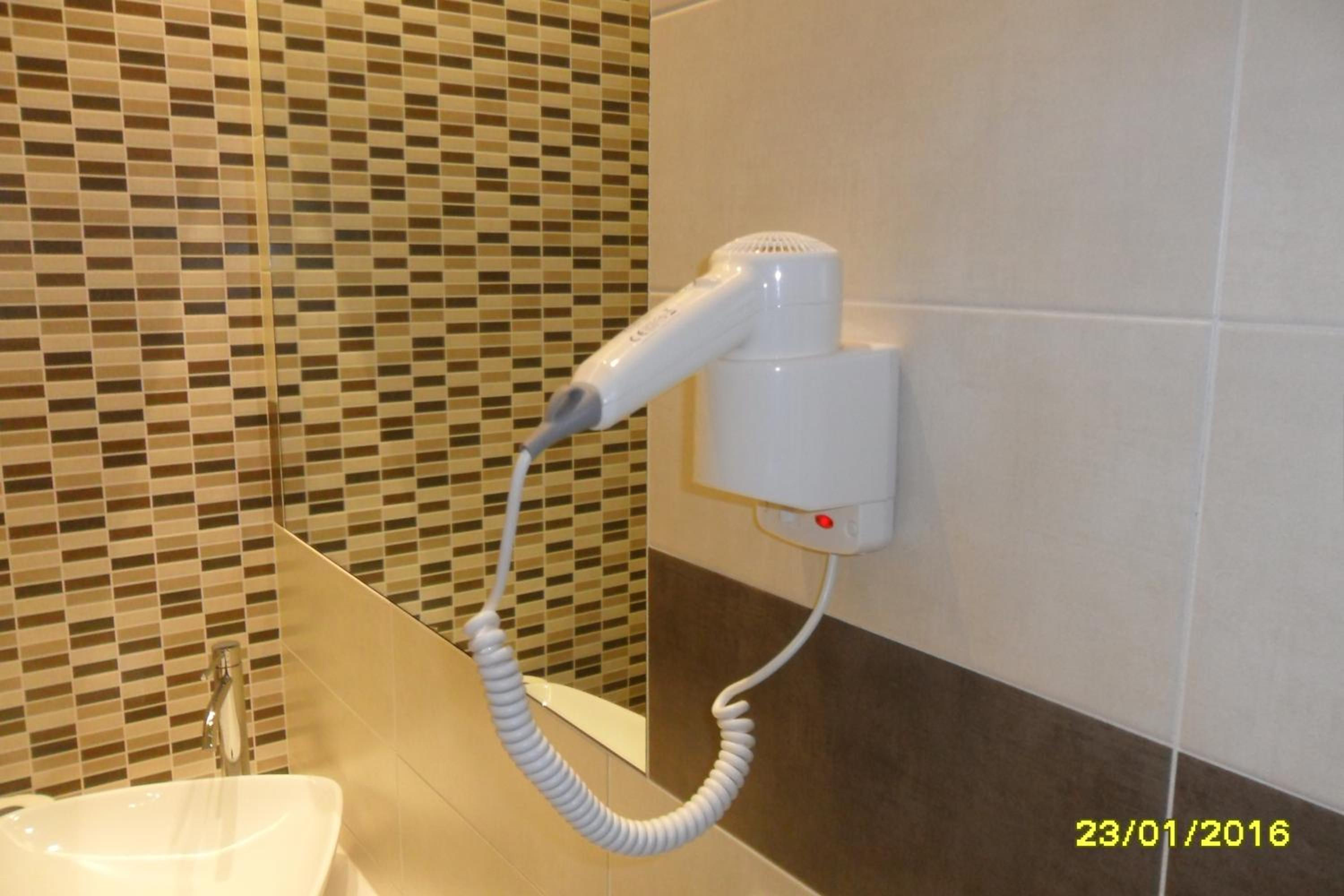 Twin Room - Photo 3