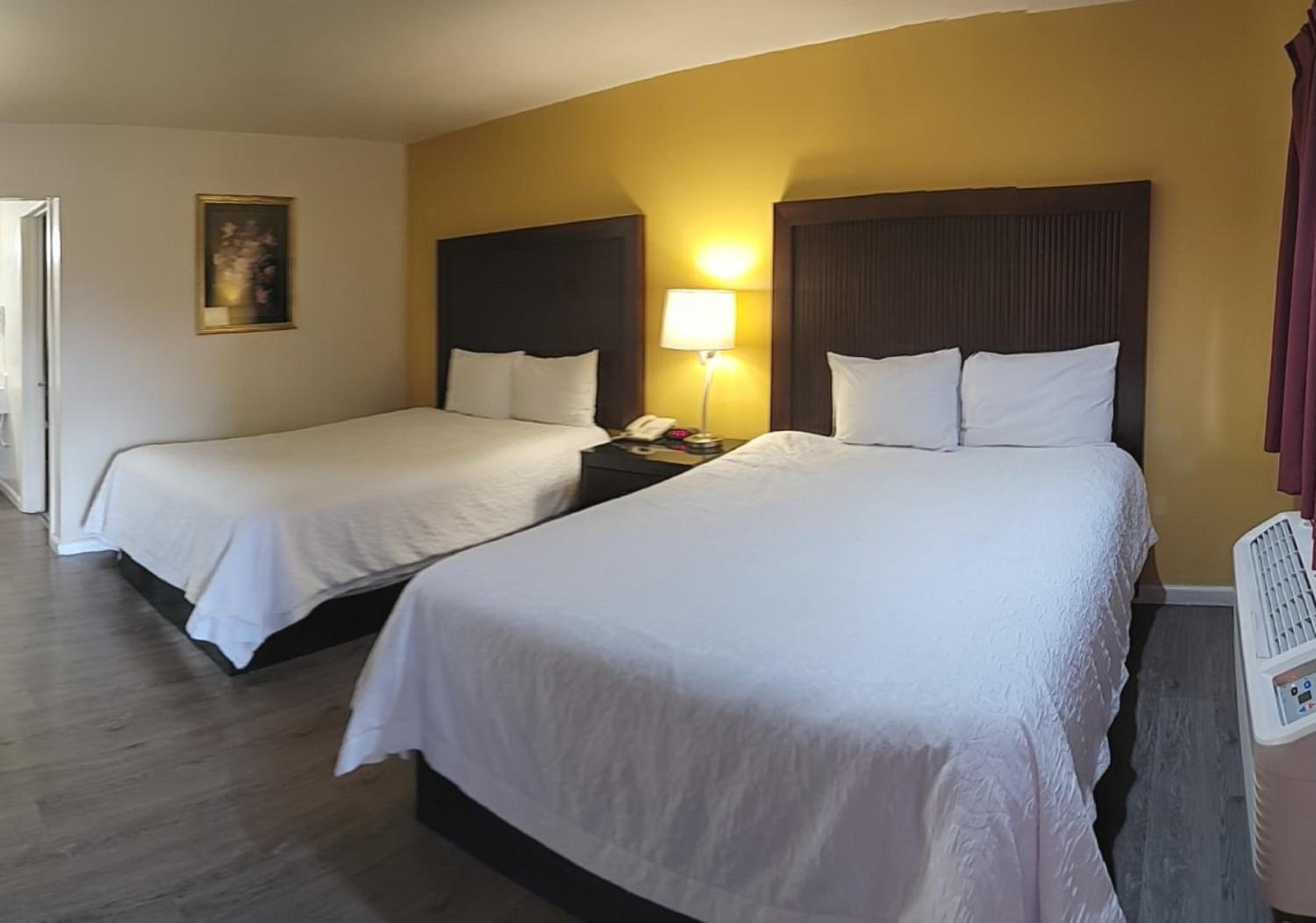 Queen Room with Two Queen Beds - Non-Smoking - Photo 3