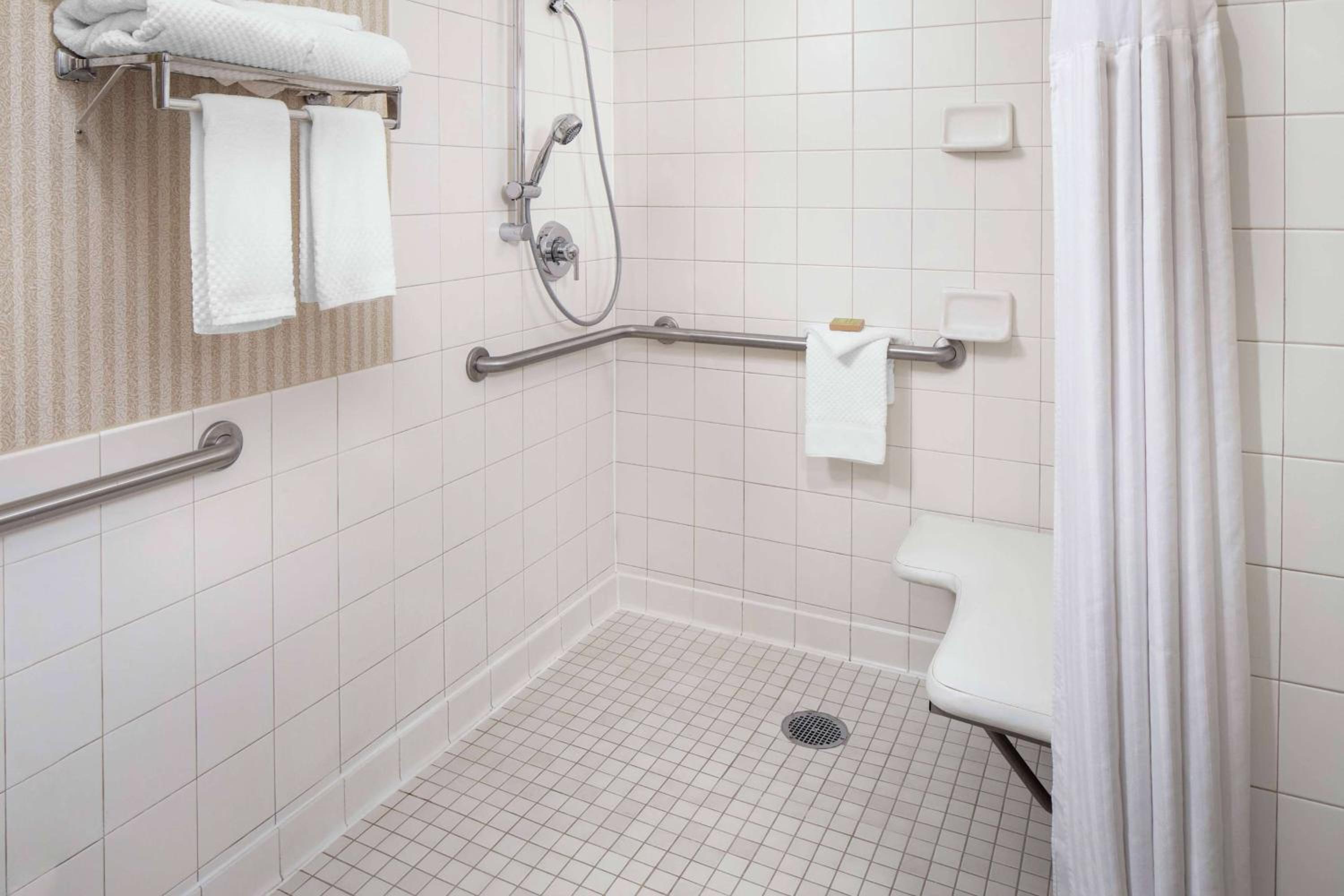 King Room with Mobility/Hearing Access and Roll-In Shower, Non-Smoking - Photo 3