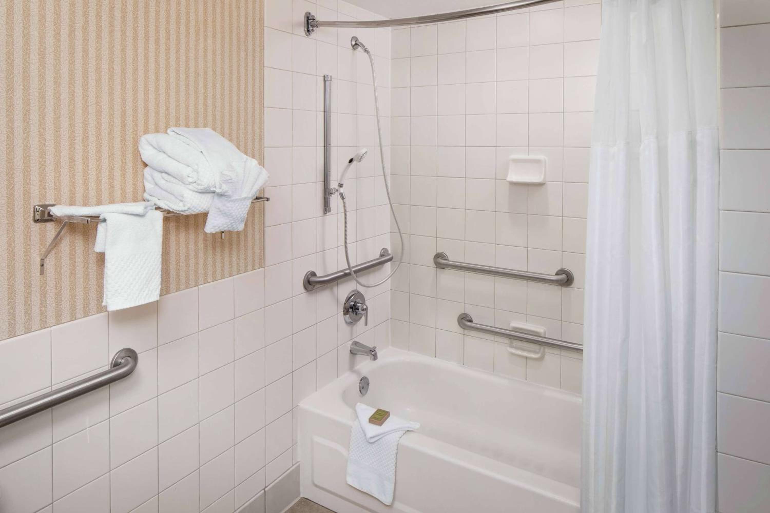 King Room with Tub and Grab Bars - Mobility/Hearing Accessible - Non-Smoking - Photo 3