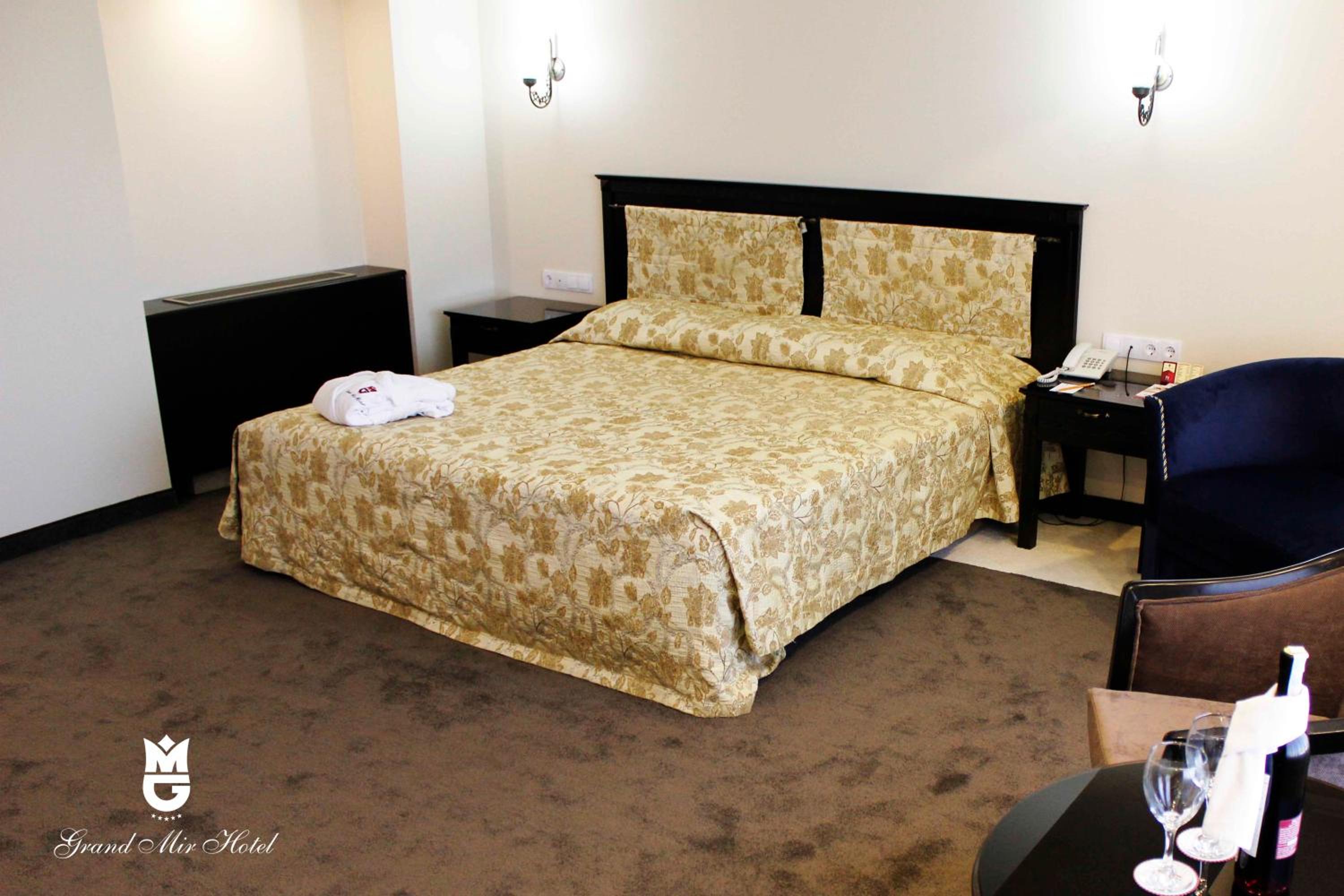 Large Double Room - Photo 1