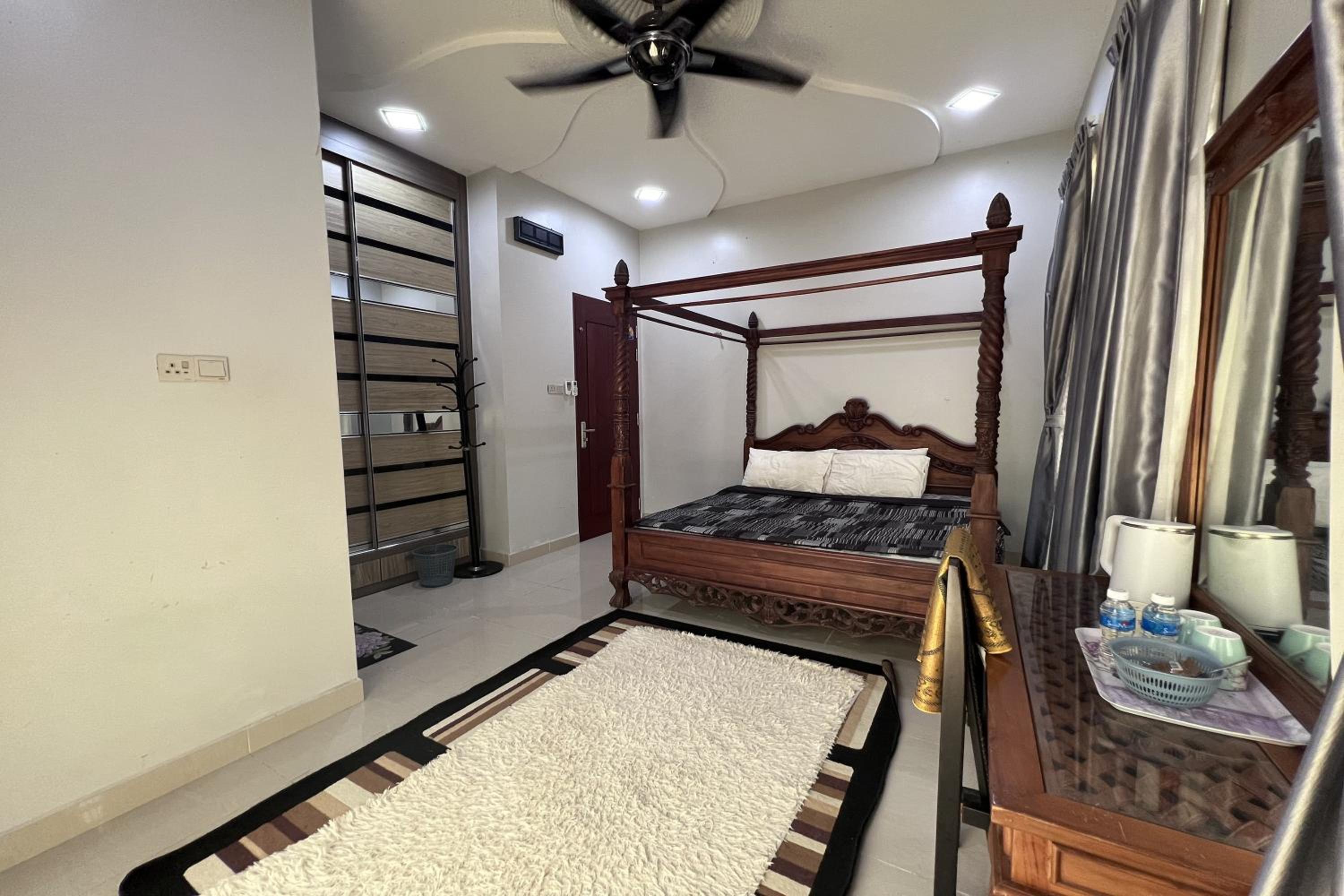 Deluxe King Room - Photo 2
