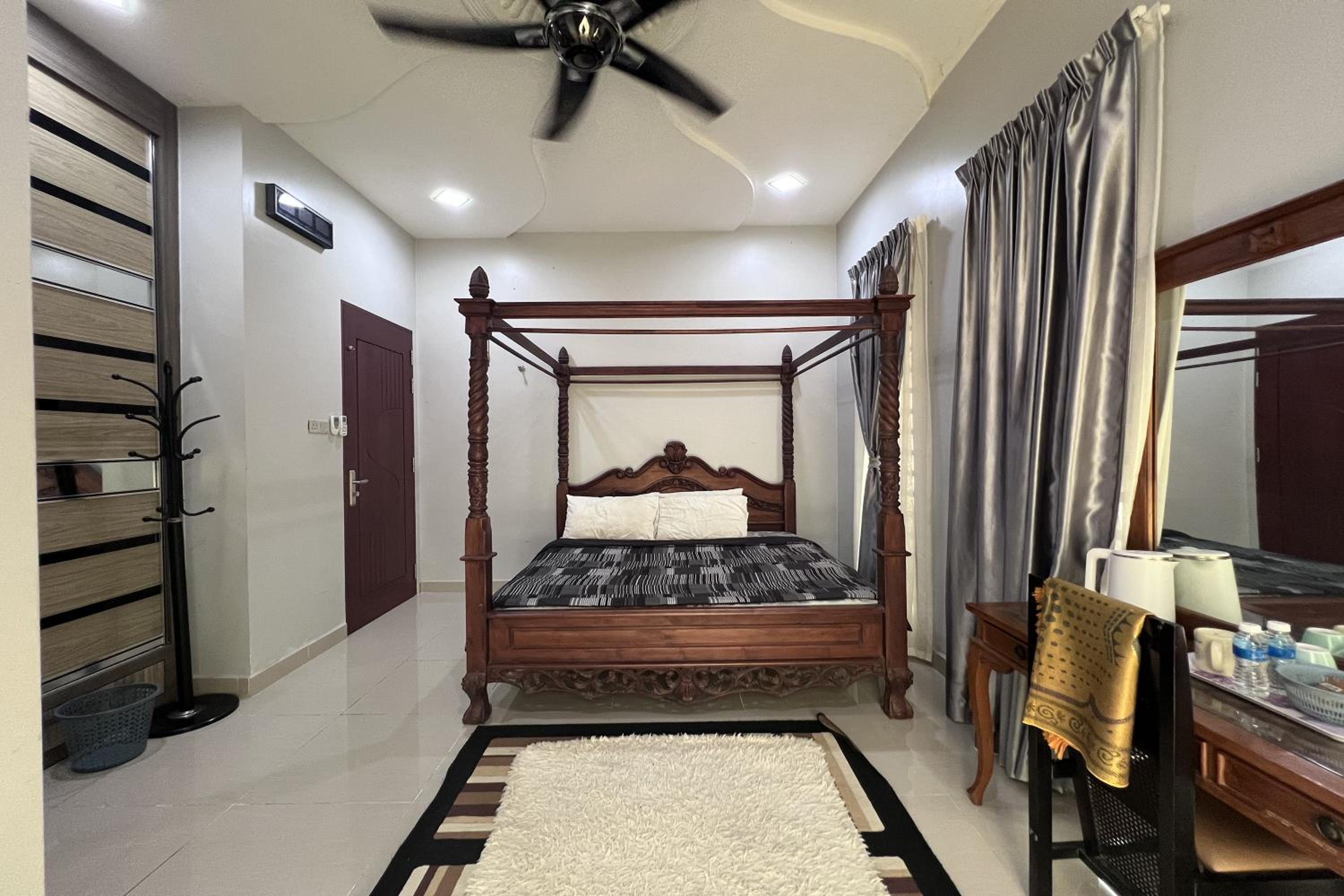 Deluxe King Room - Photo 3