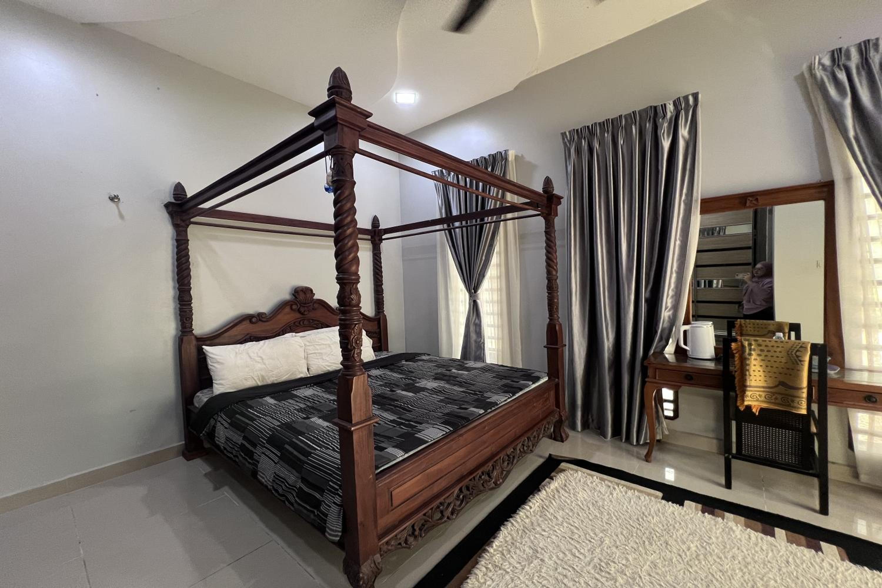 Deluxe King Room - Photo 7