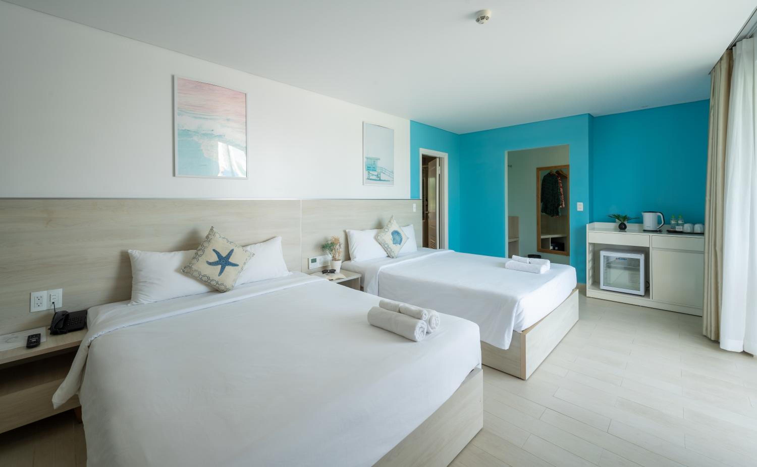 Quadruple Room with Two Queen Beds and City View - Photo 5