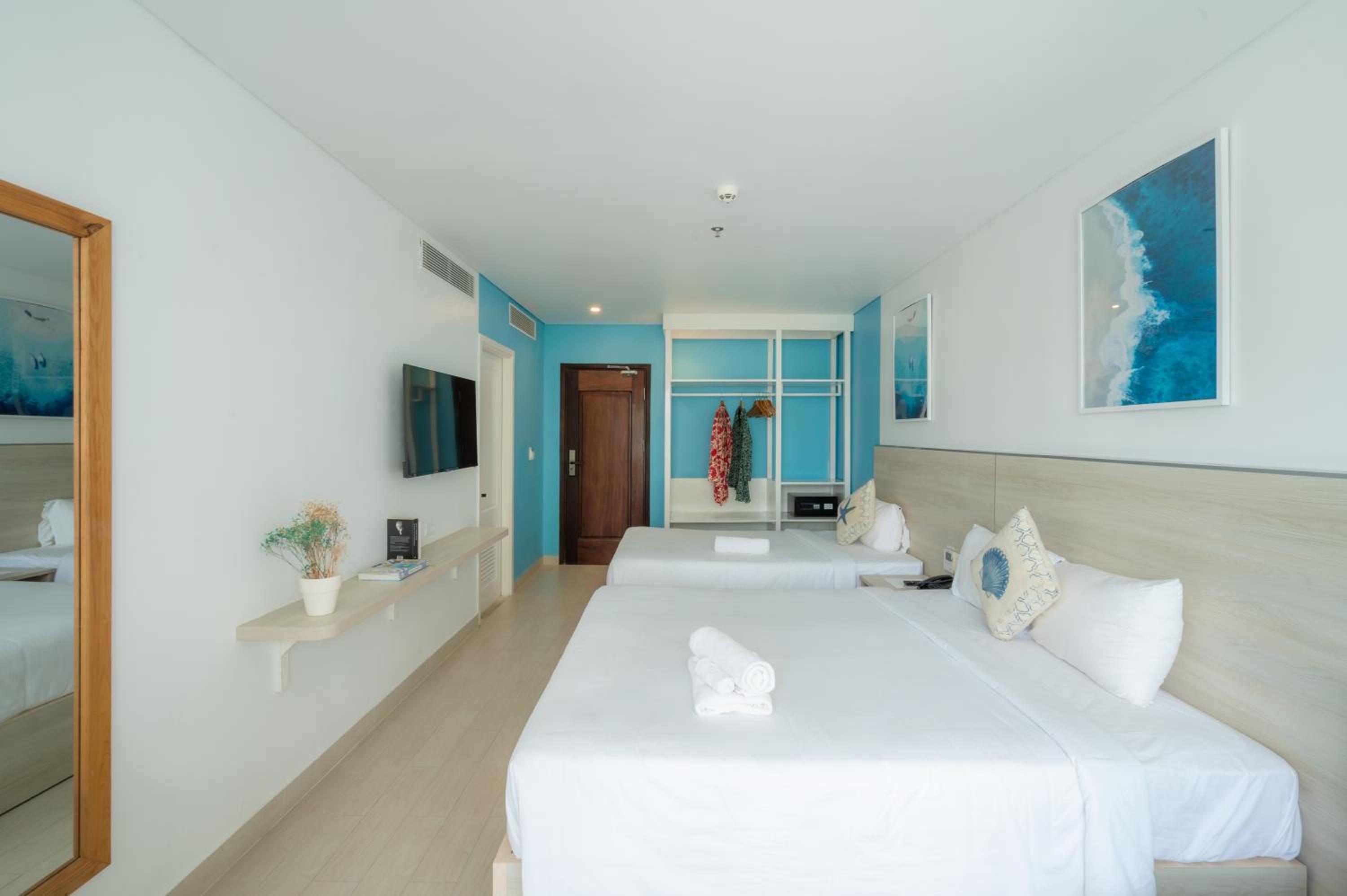 Triple Room with One Queen Bed, One Single Bed and City View - Photo 3