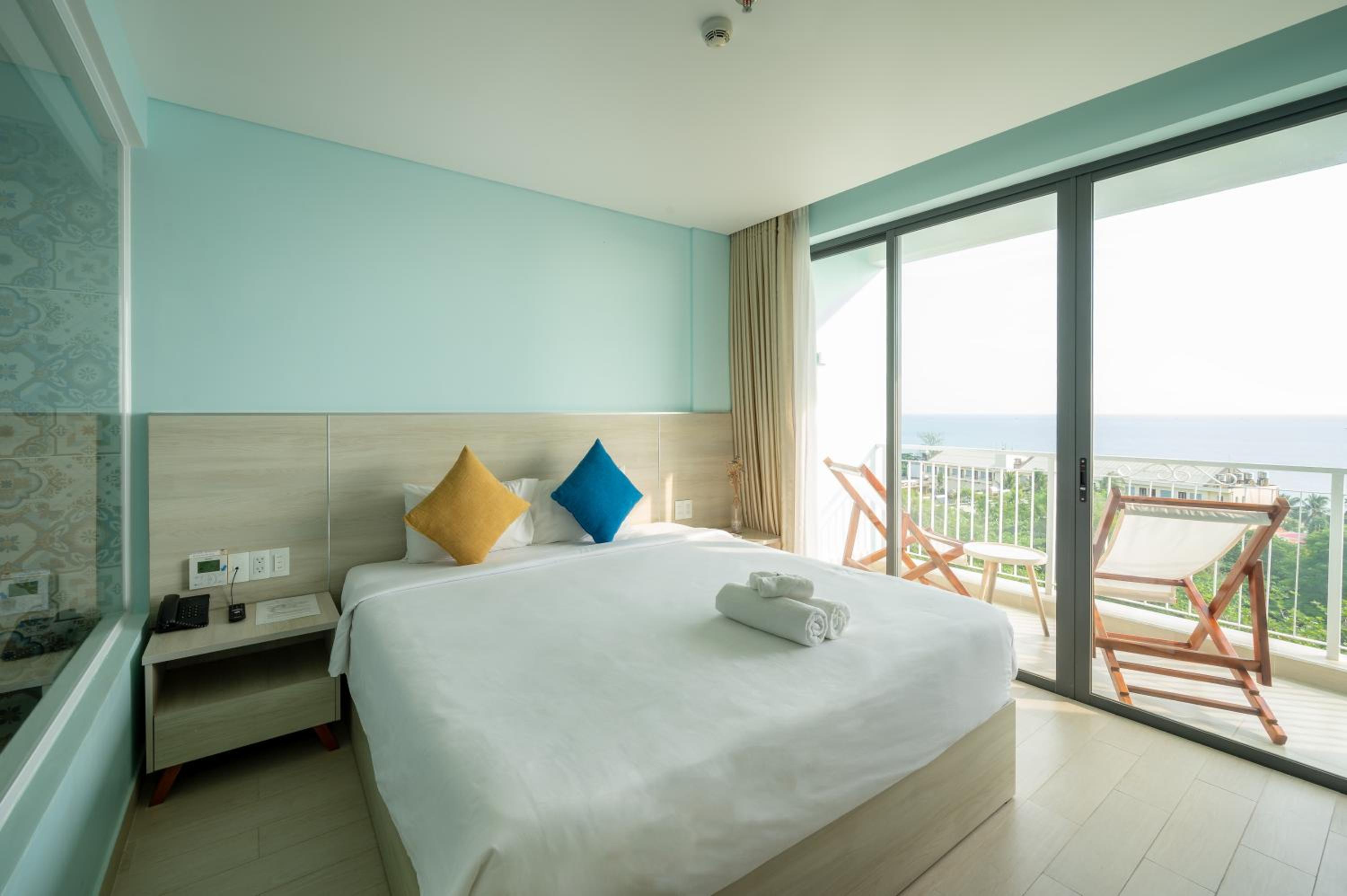 Deluxe King Room with Sea View - Photo 4
