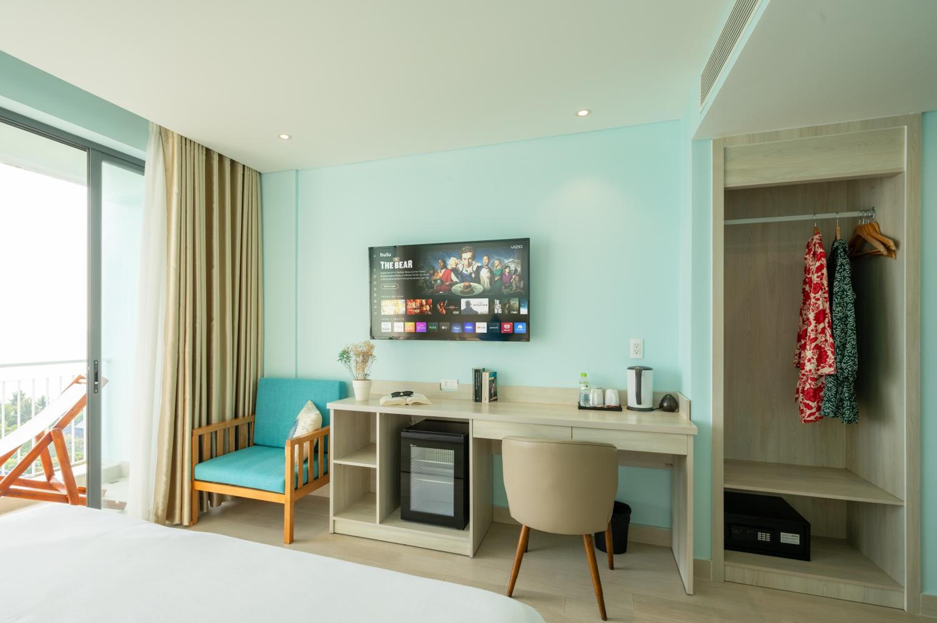Superior King Room with Pool View - Photo 1