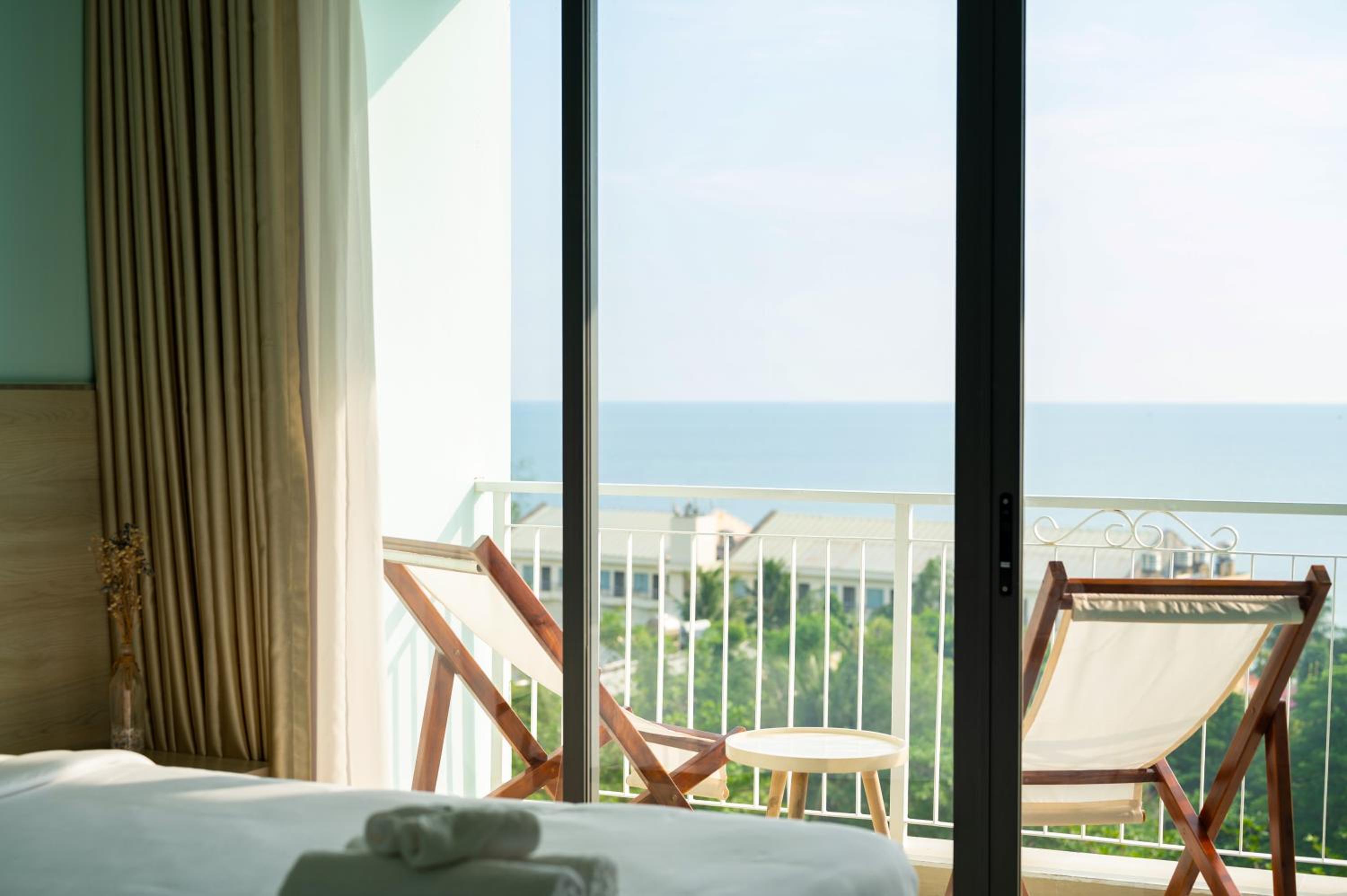 Deluxe King Room with Sea View - Photo 3
