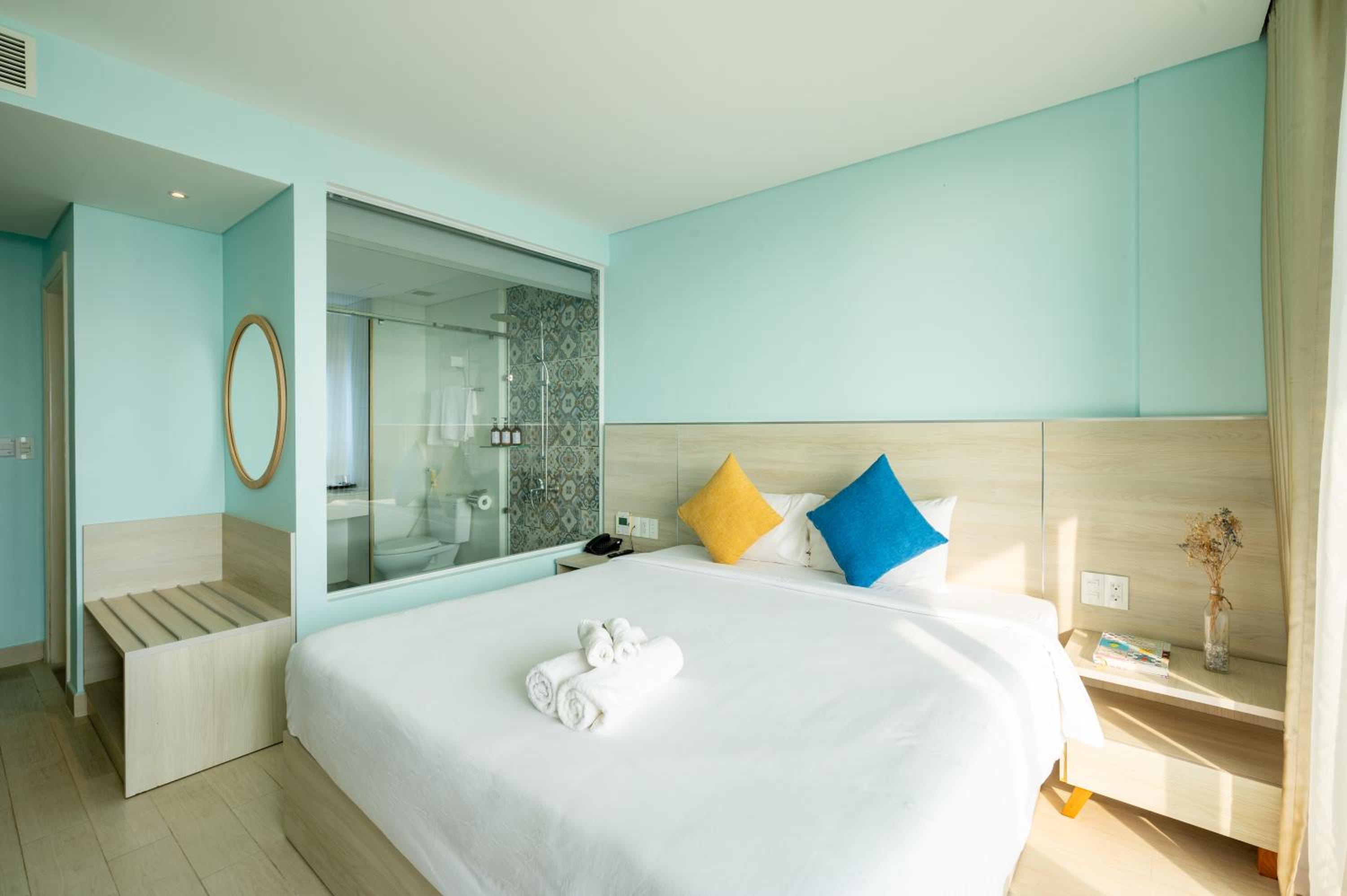 Superior King Room with Pool View - Photo 4
