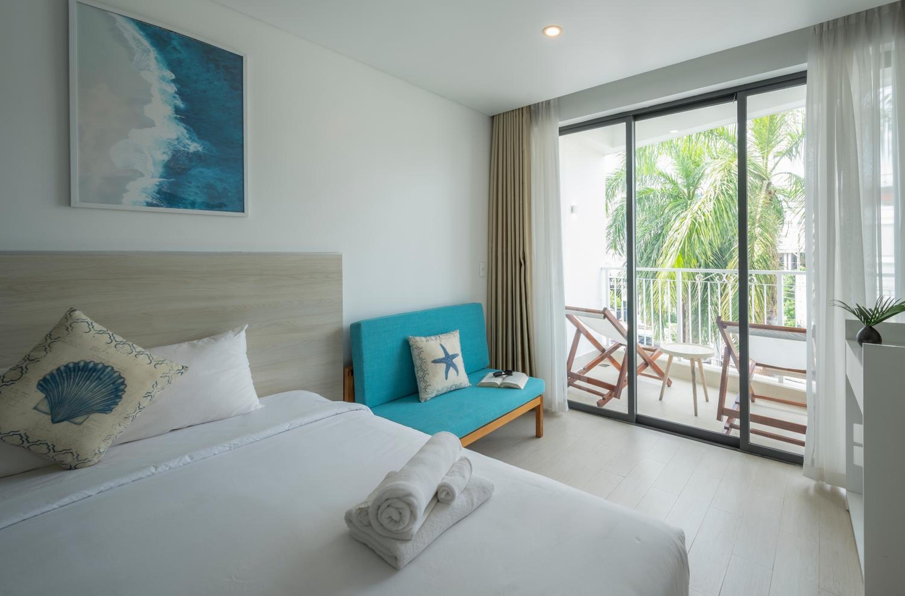 Triple Room with One Queen Bed, One Single Bed and City View - Photo 2