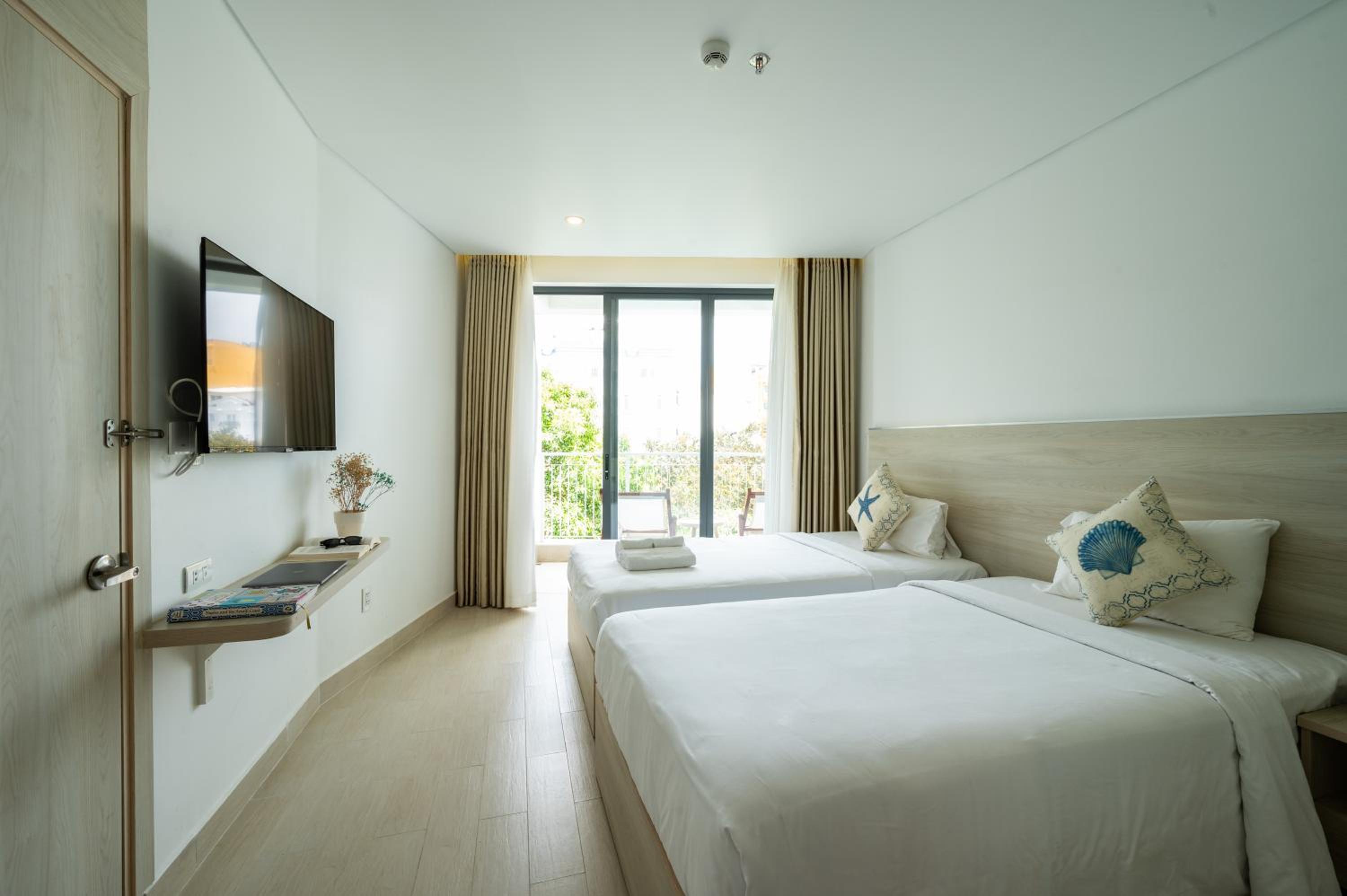 Superior Twin Room with Two Single Beds and Garden View - Photo 1