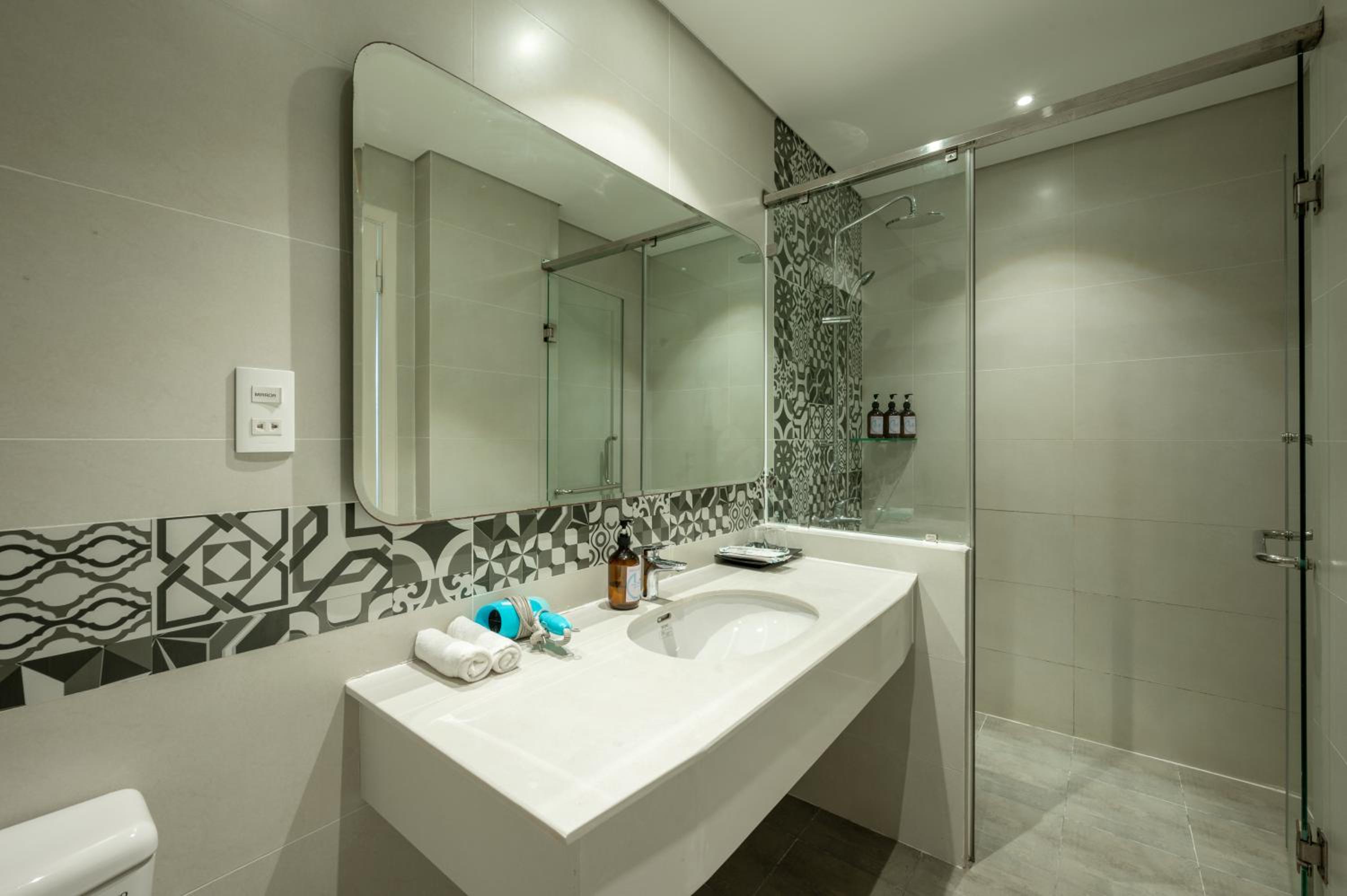 Triple Room with One Queen Bed, One Single Bed and City View - Photo 4